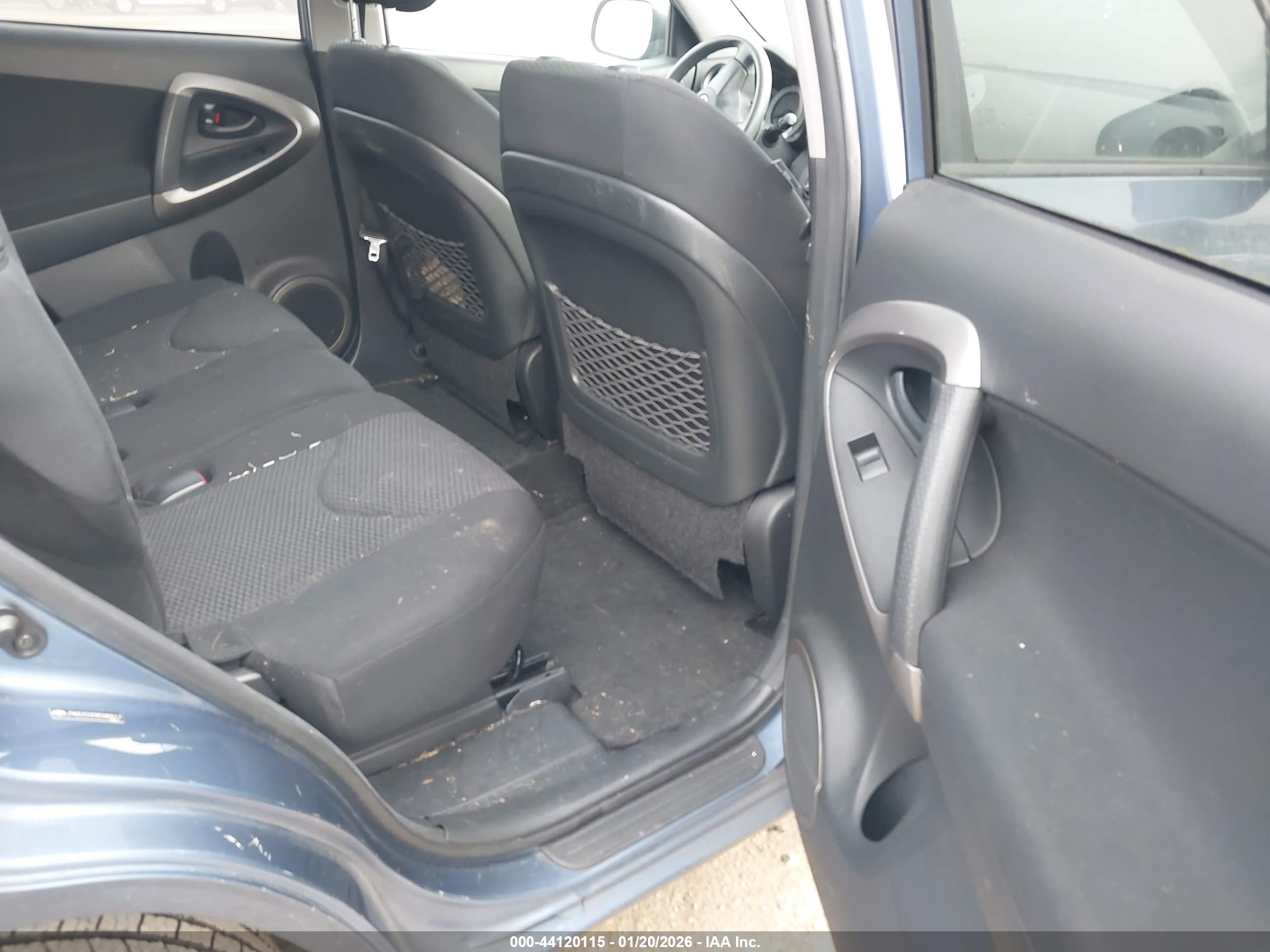 TOYOTA RAV4 image 8