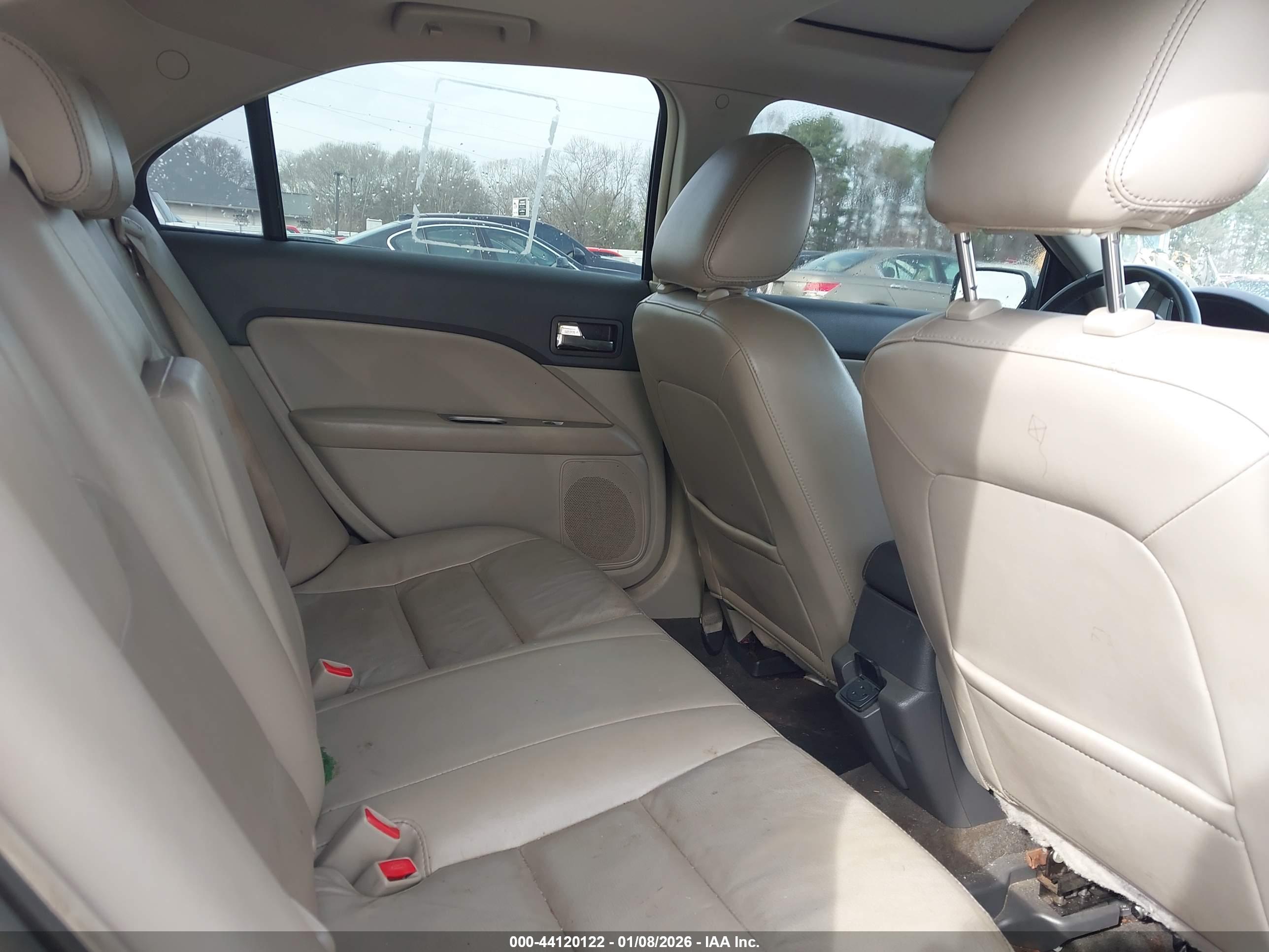 FORD FUSION image 8