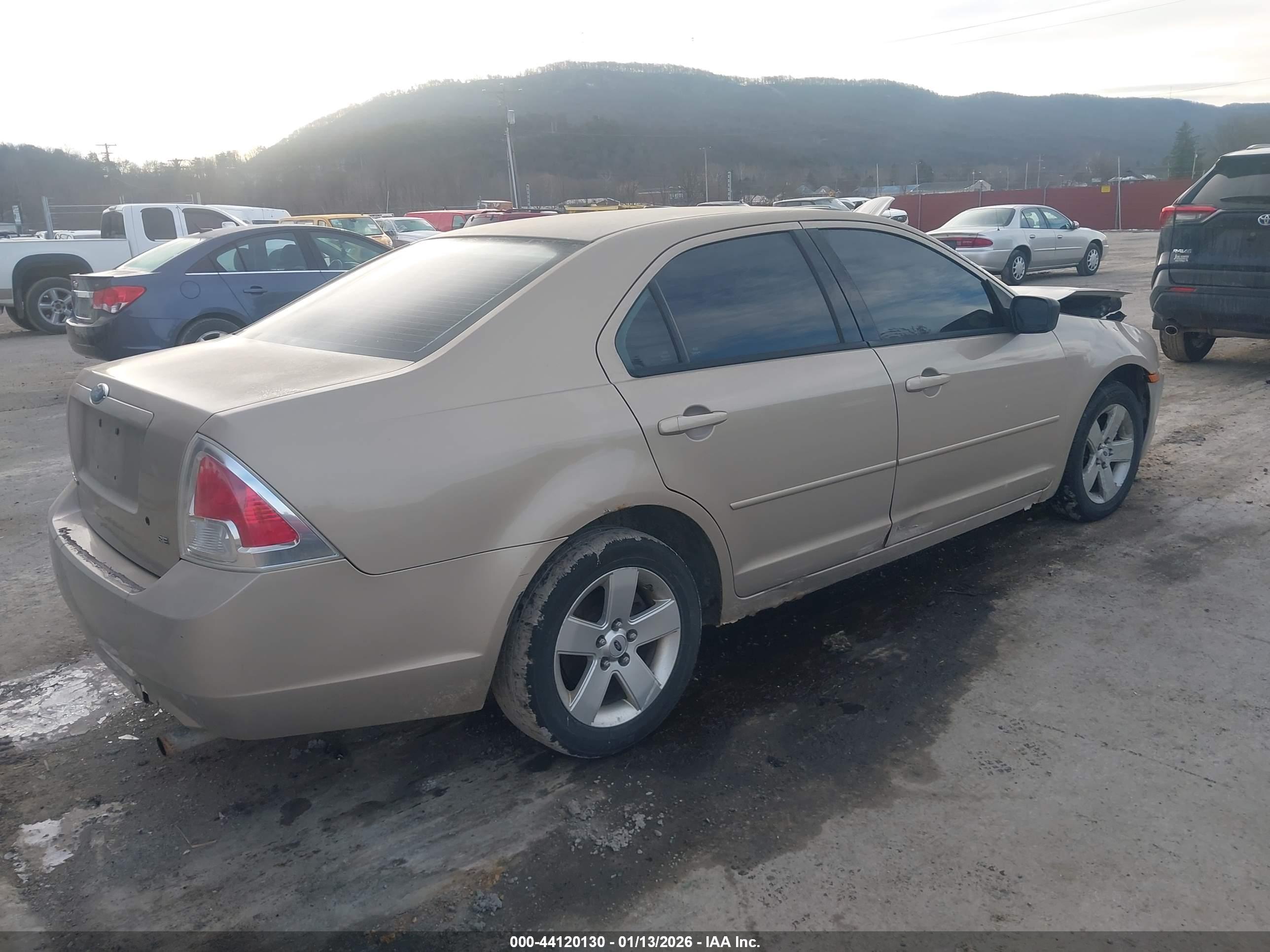 FORD FUSION image 4
