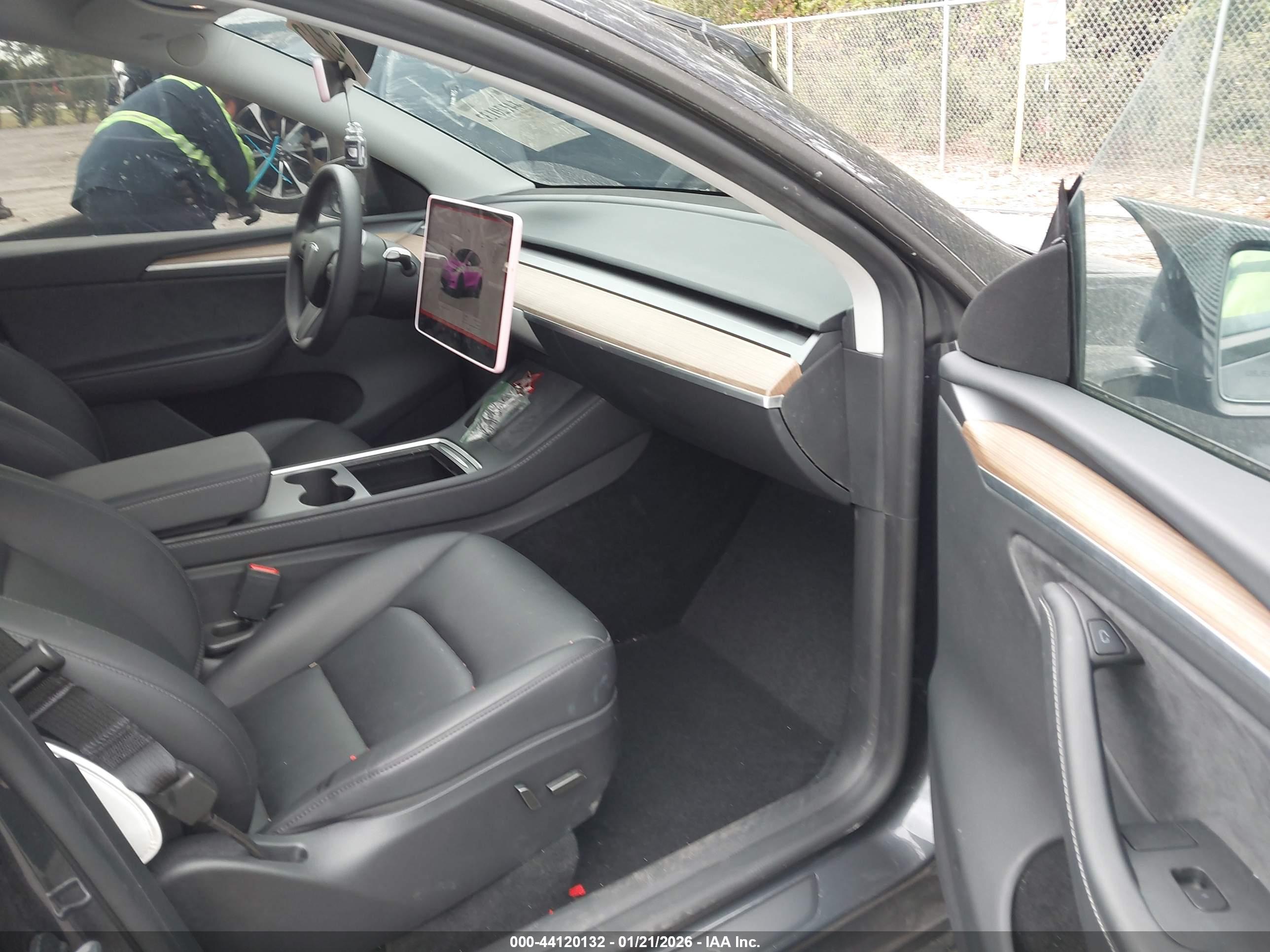 TESLA MODEL image 5