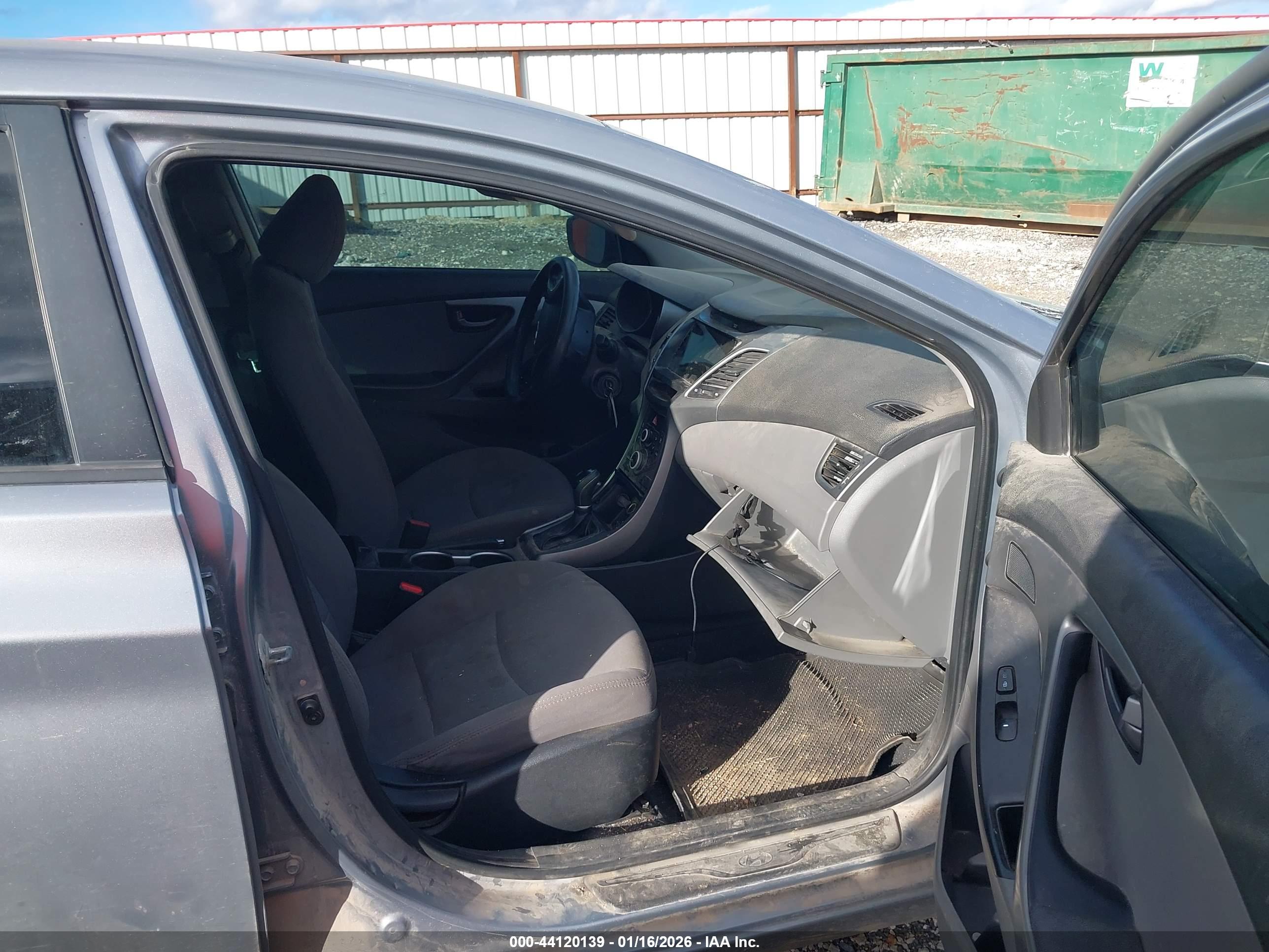 HYUNDAI ELANTRA image 5