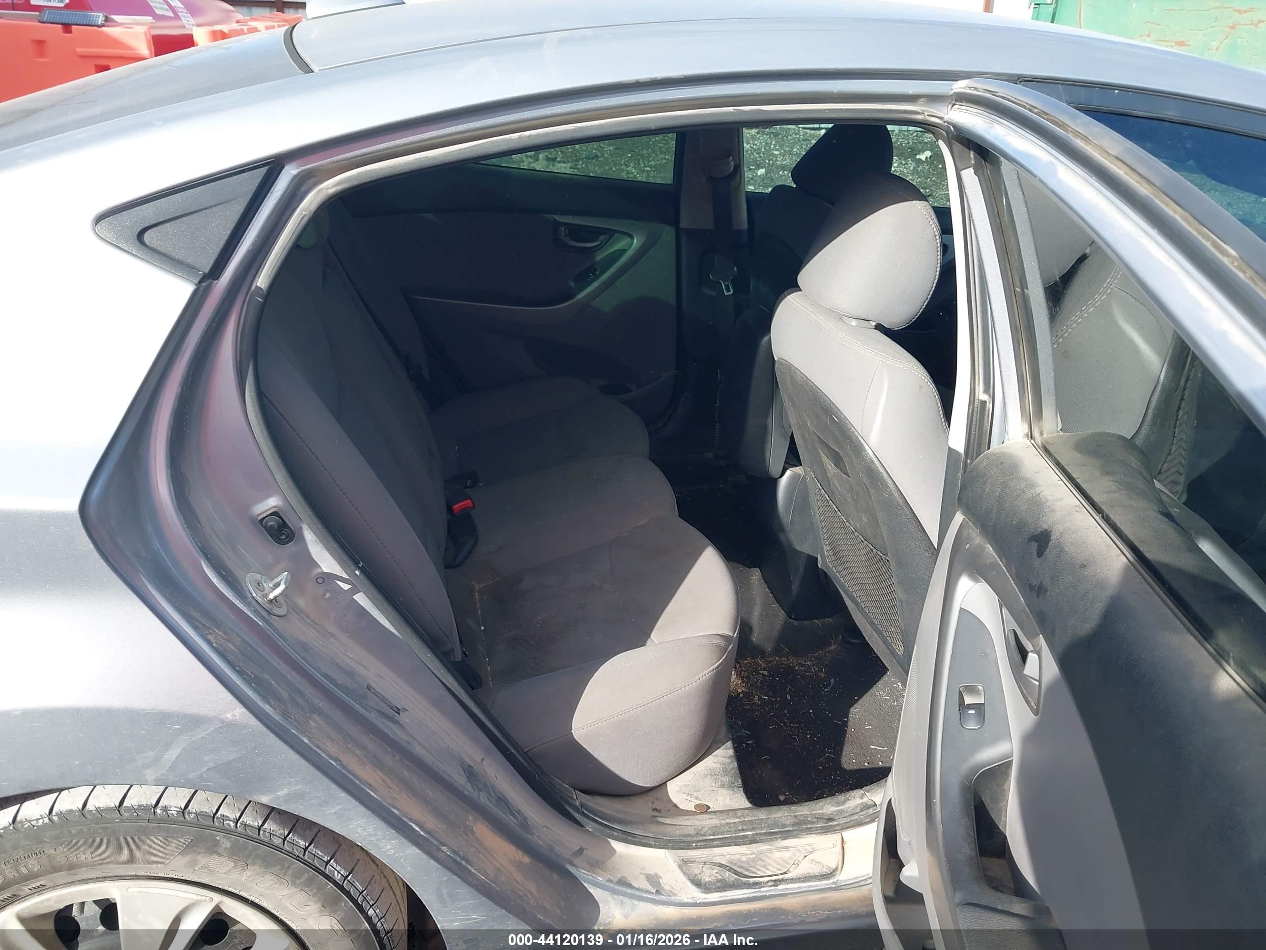 HYUNDAI ELANTRA image 8