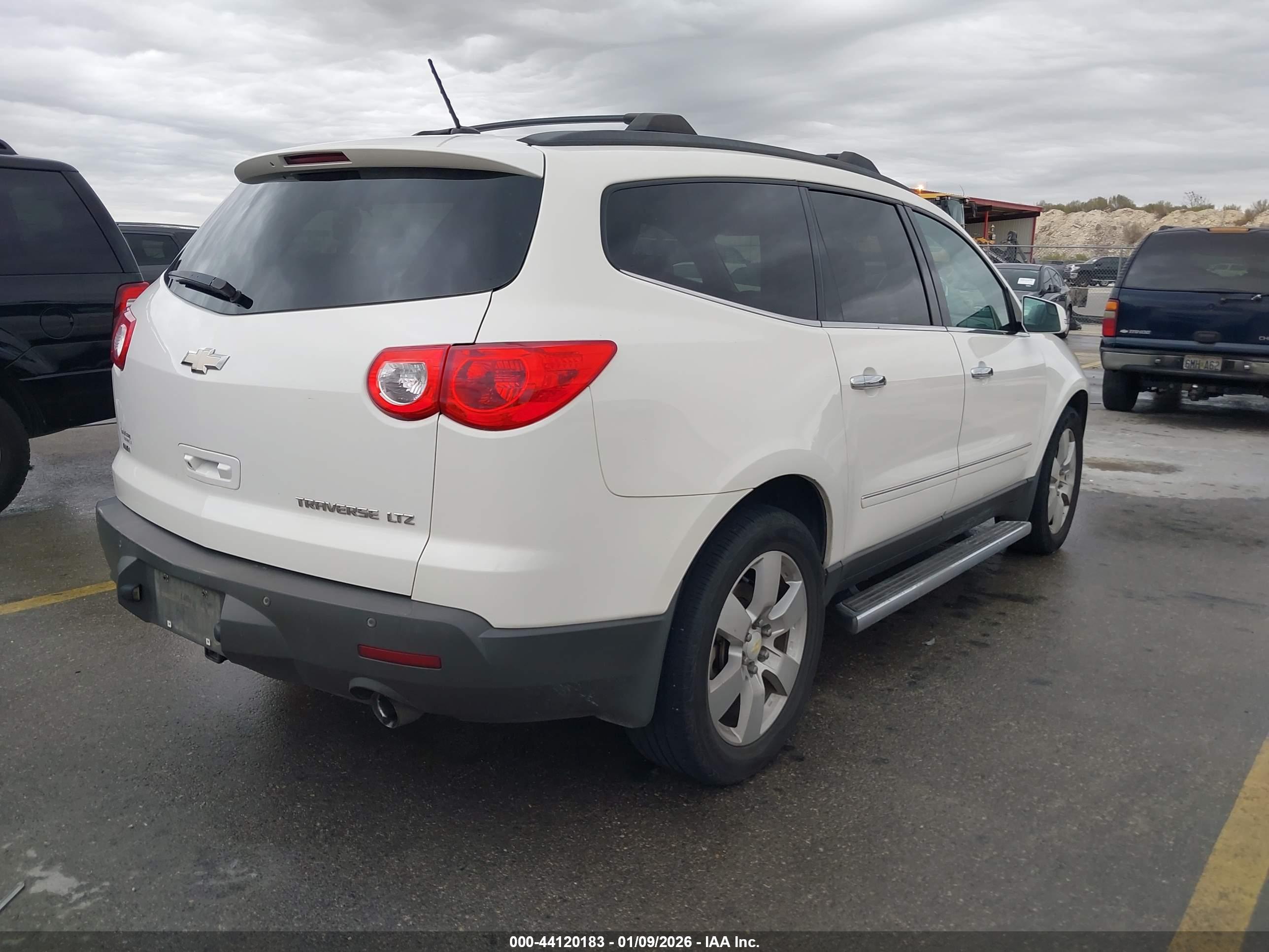 CHEVROLET TRAVERSE image 4