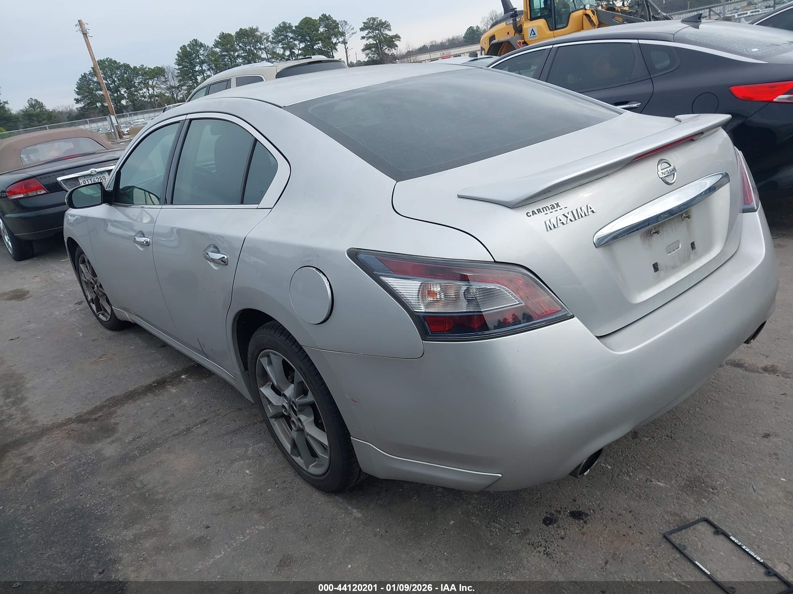 NISSAN MAXIMA image 3