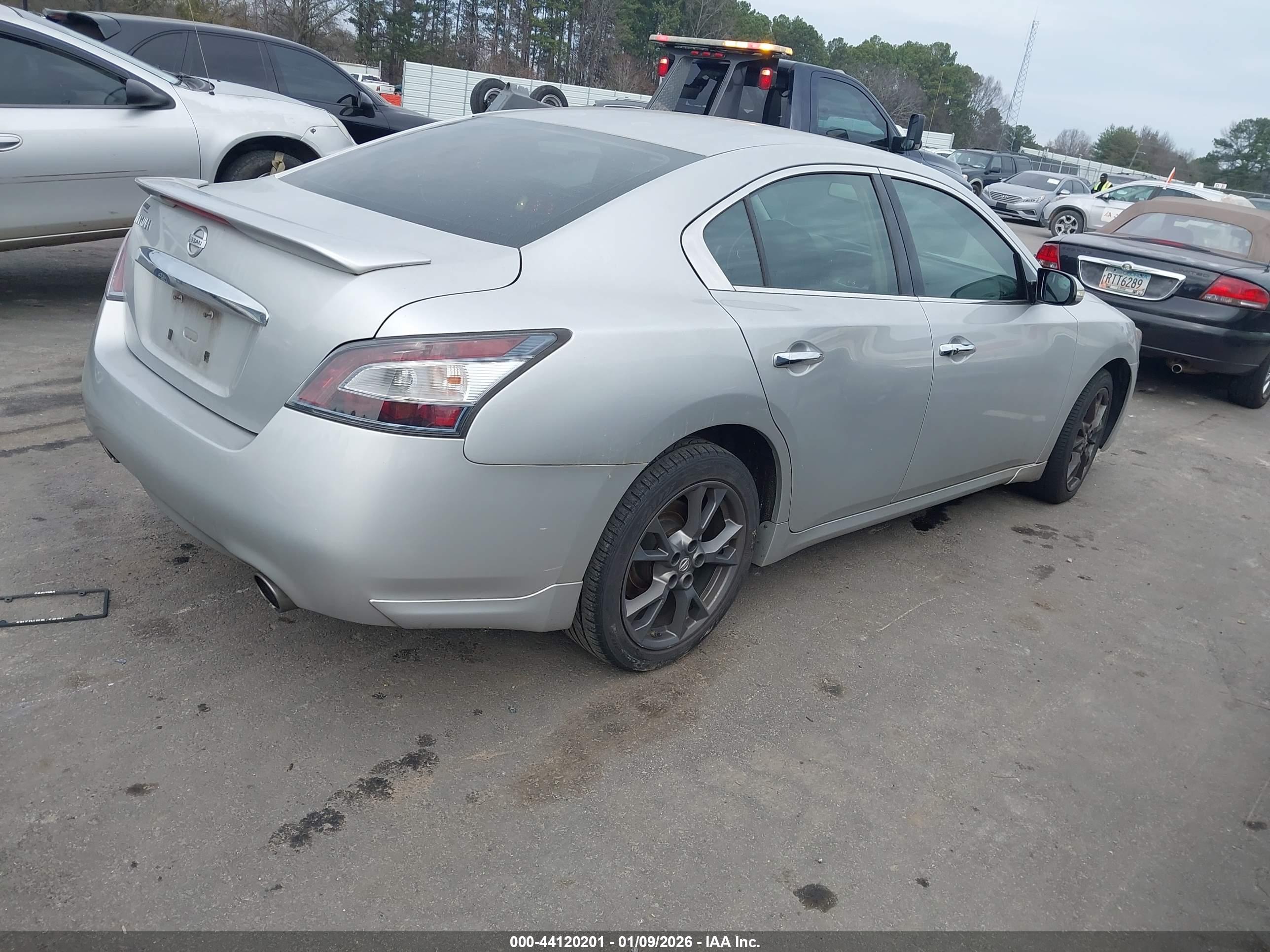 NISSAN MAXIMA image 4