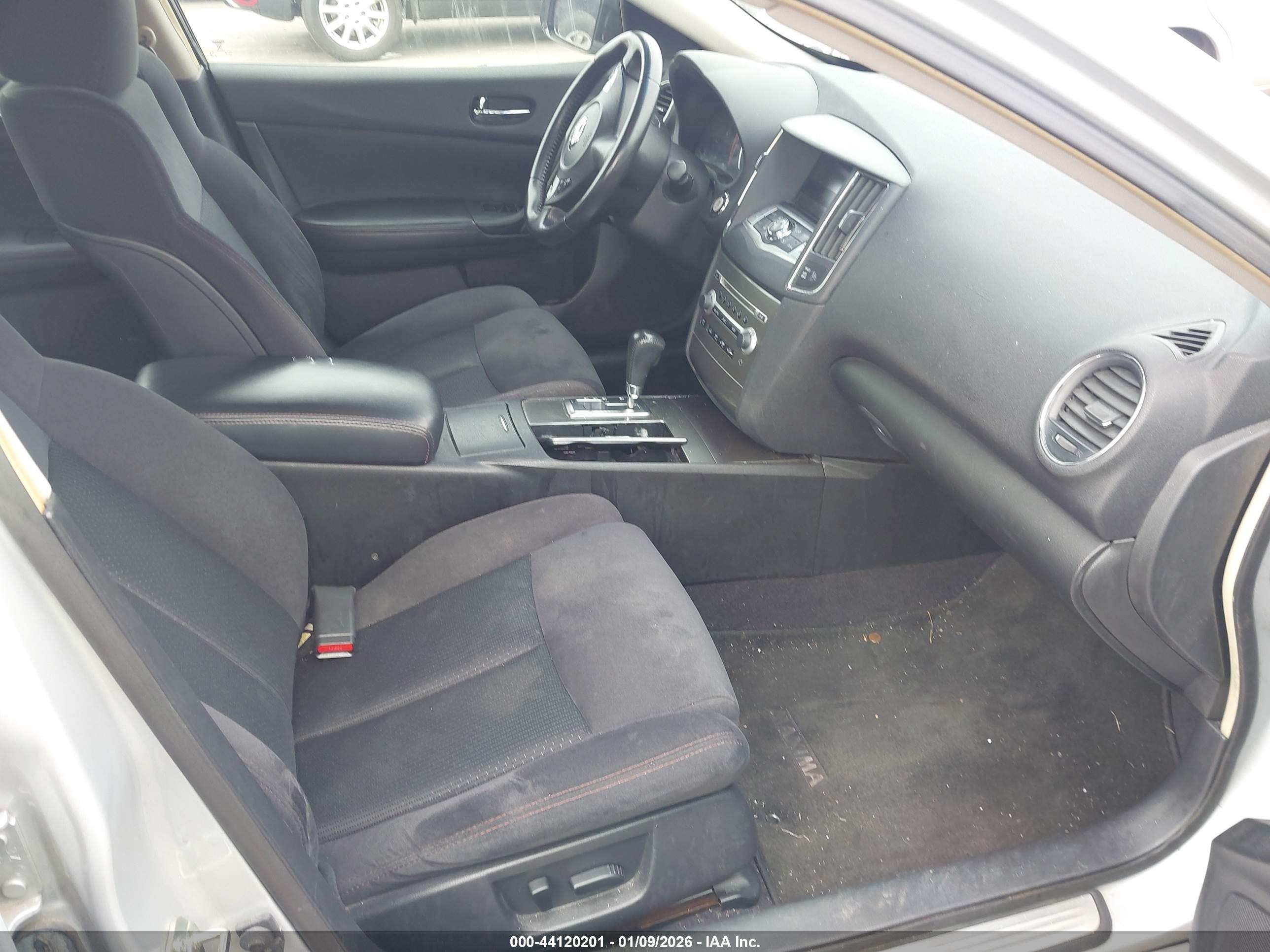 NISSAN MAXIMA image 5