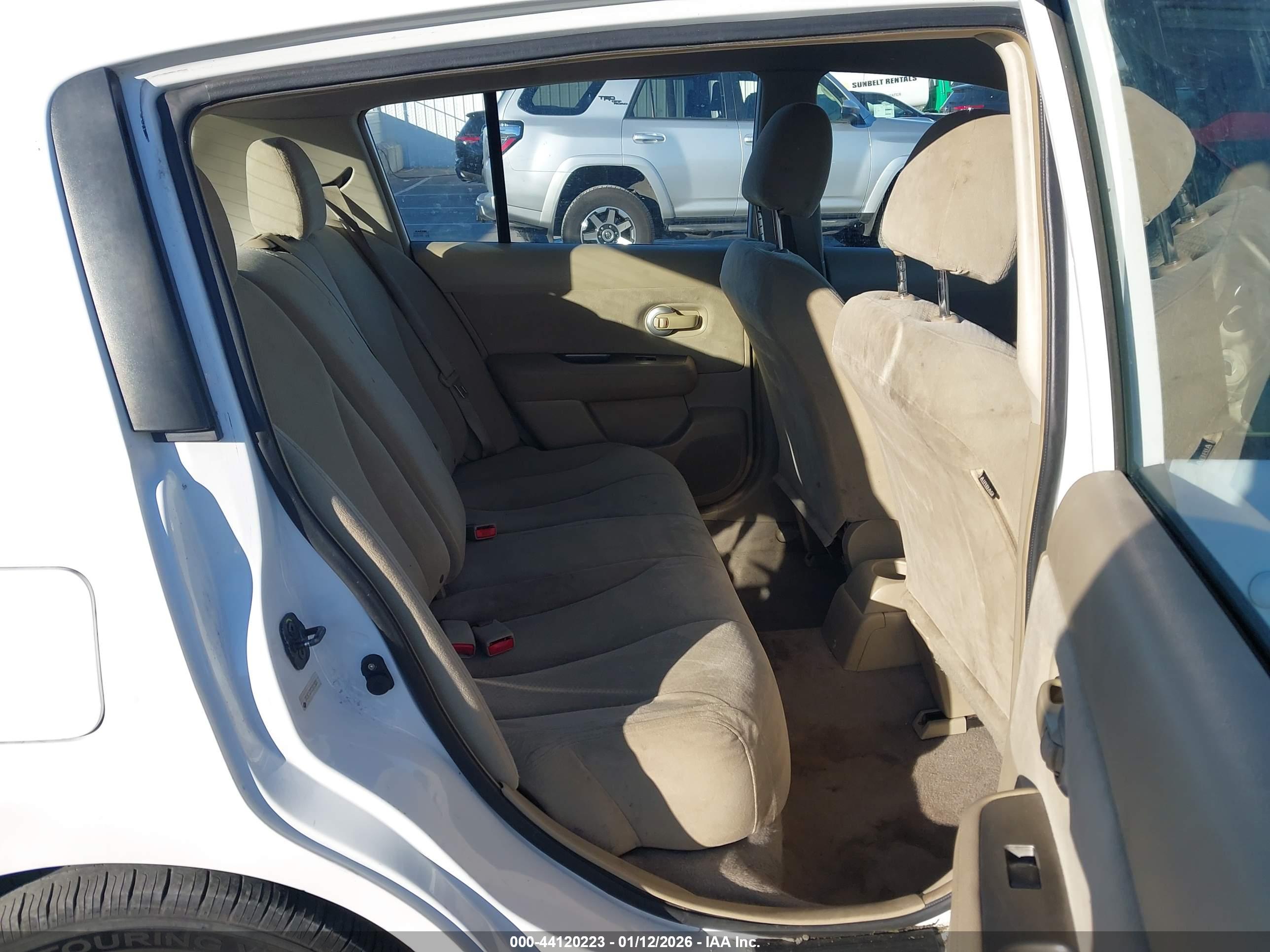 NISSAN VERSA image 8
