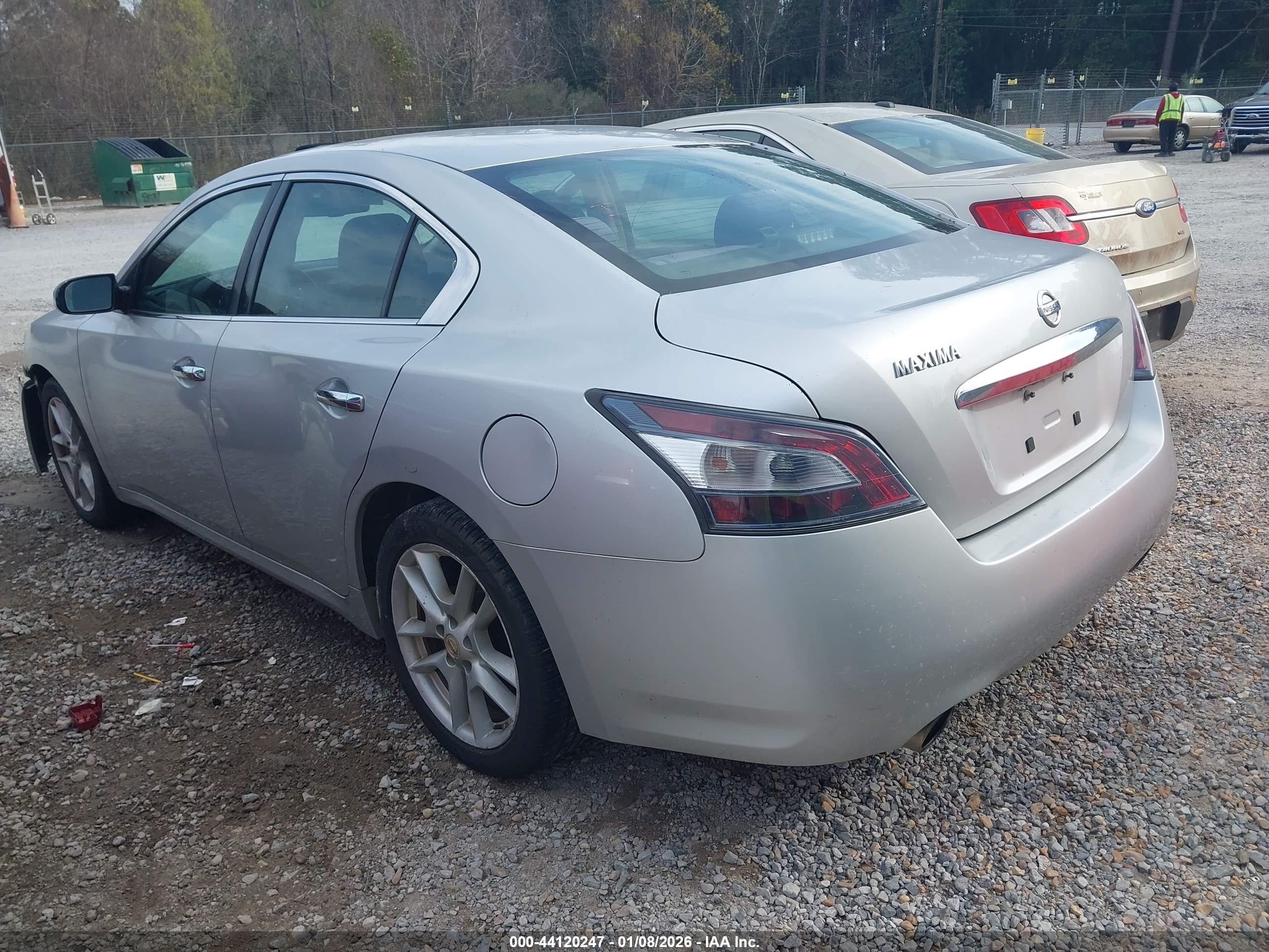 NISSAN MAXIMA image 3
