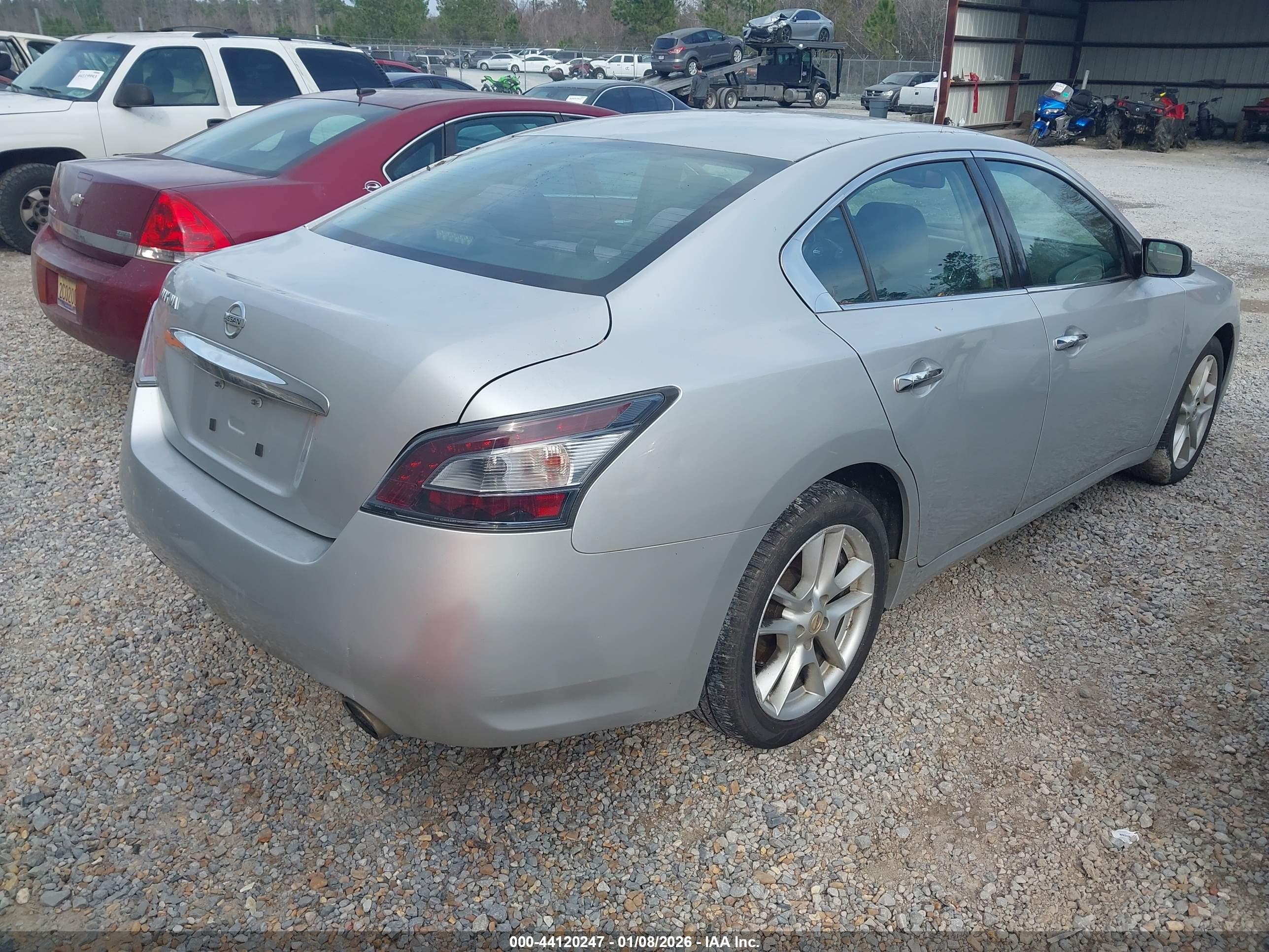 NISSAN MAXIMA image 4