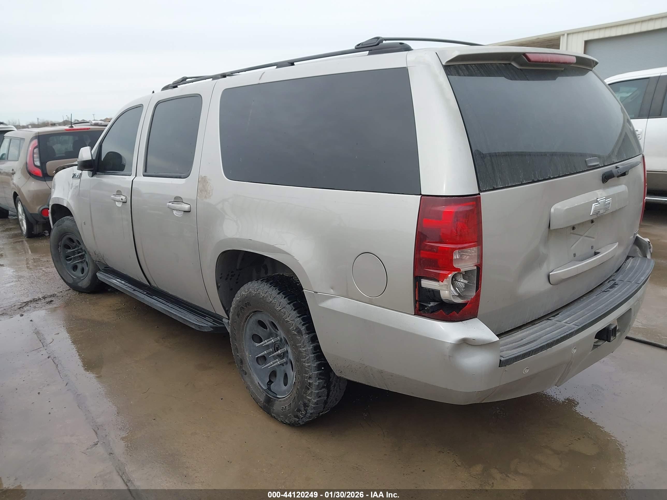 CHEVROLET SUBURBAN image 3