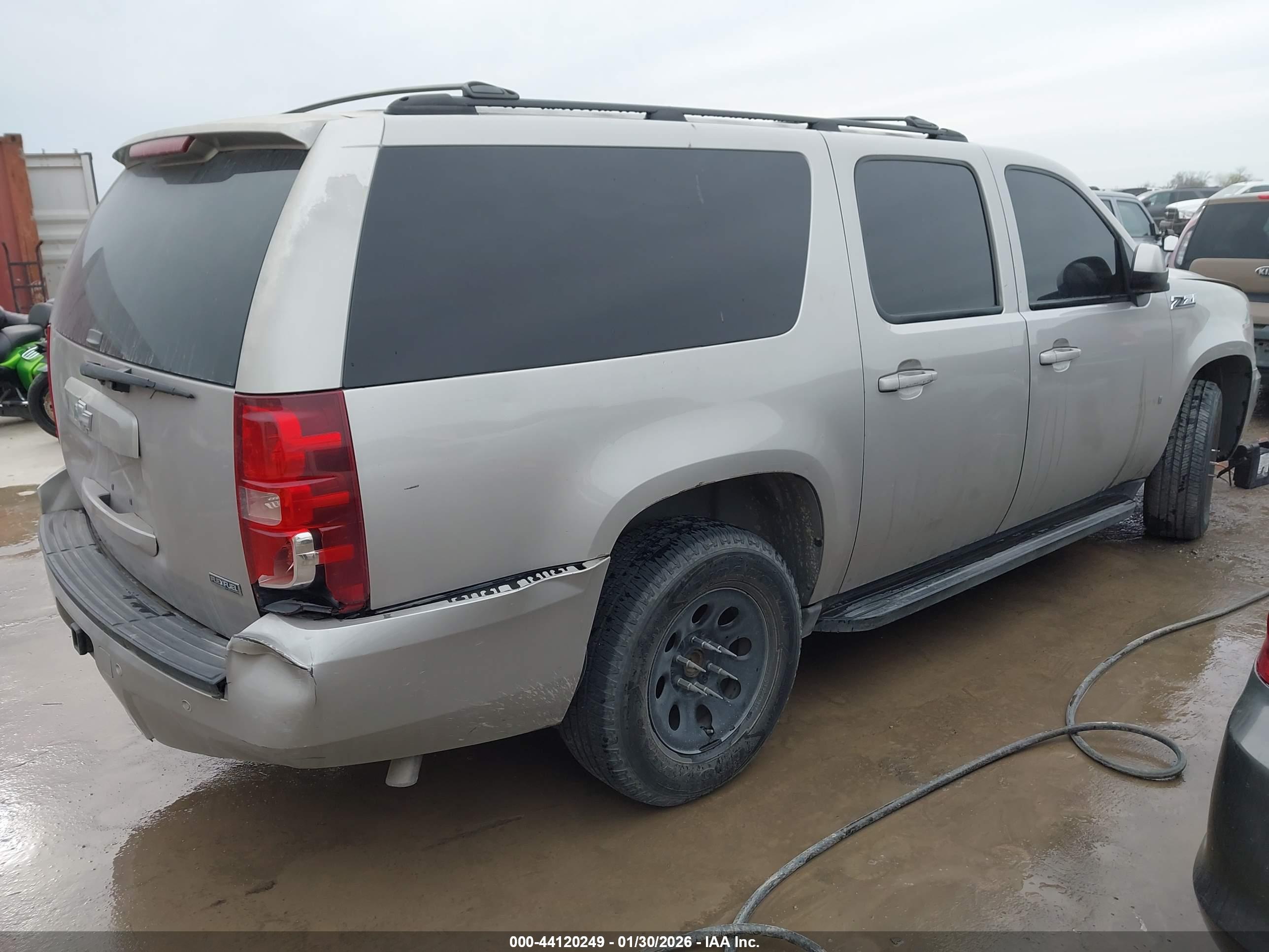 CHEVROLET SUBURBAN image 4
