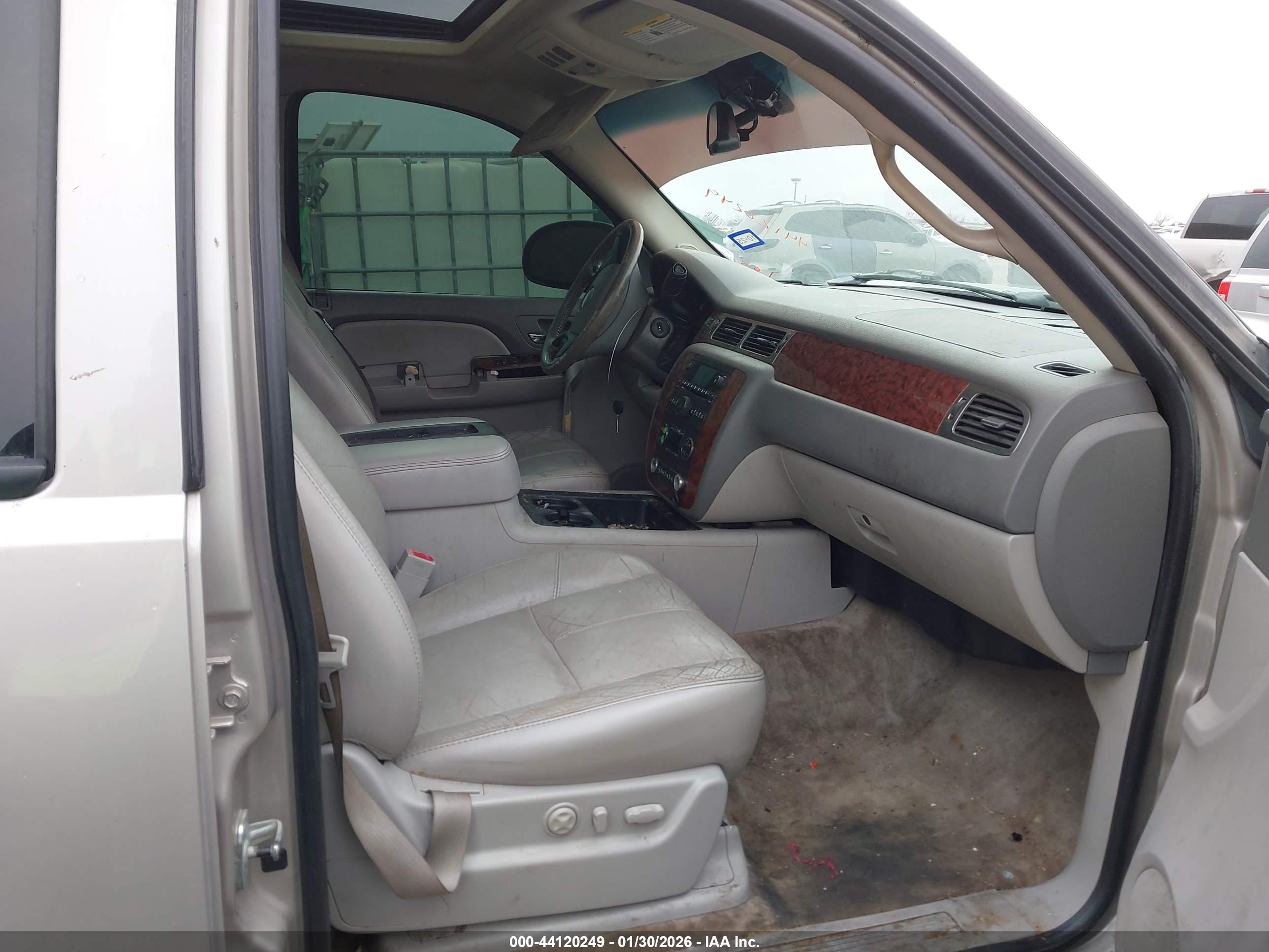 CHEVROLET SUBURBAN image 5