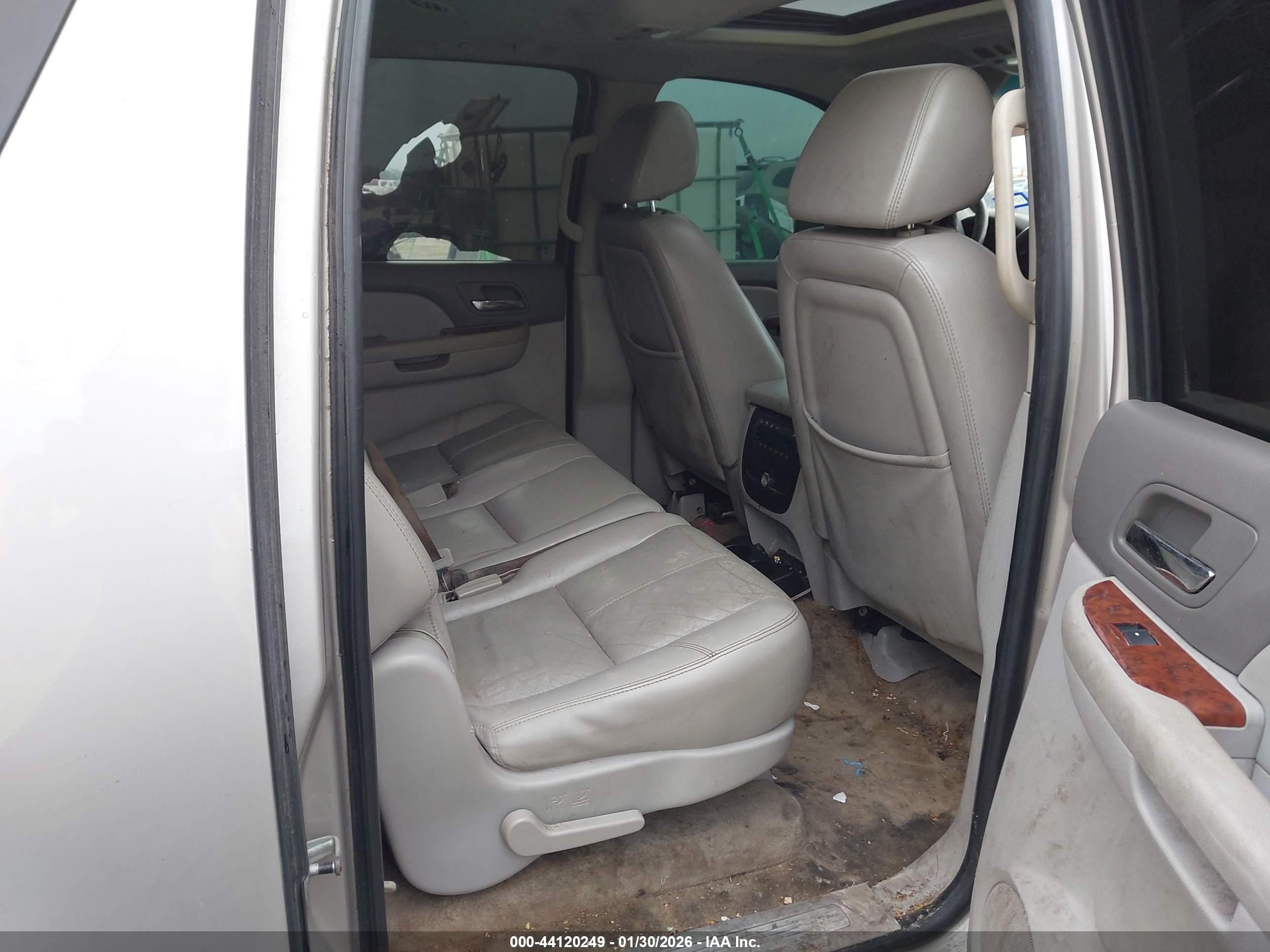 CHEVROLET SUBURBAN image 8
