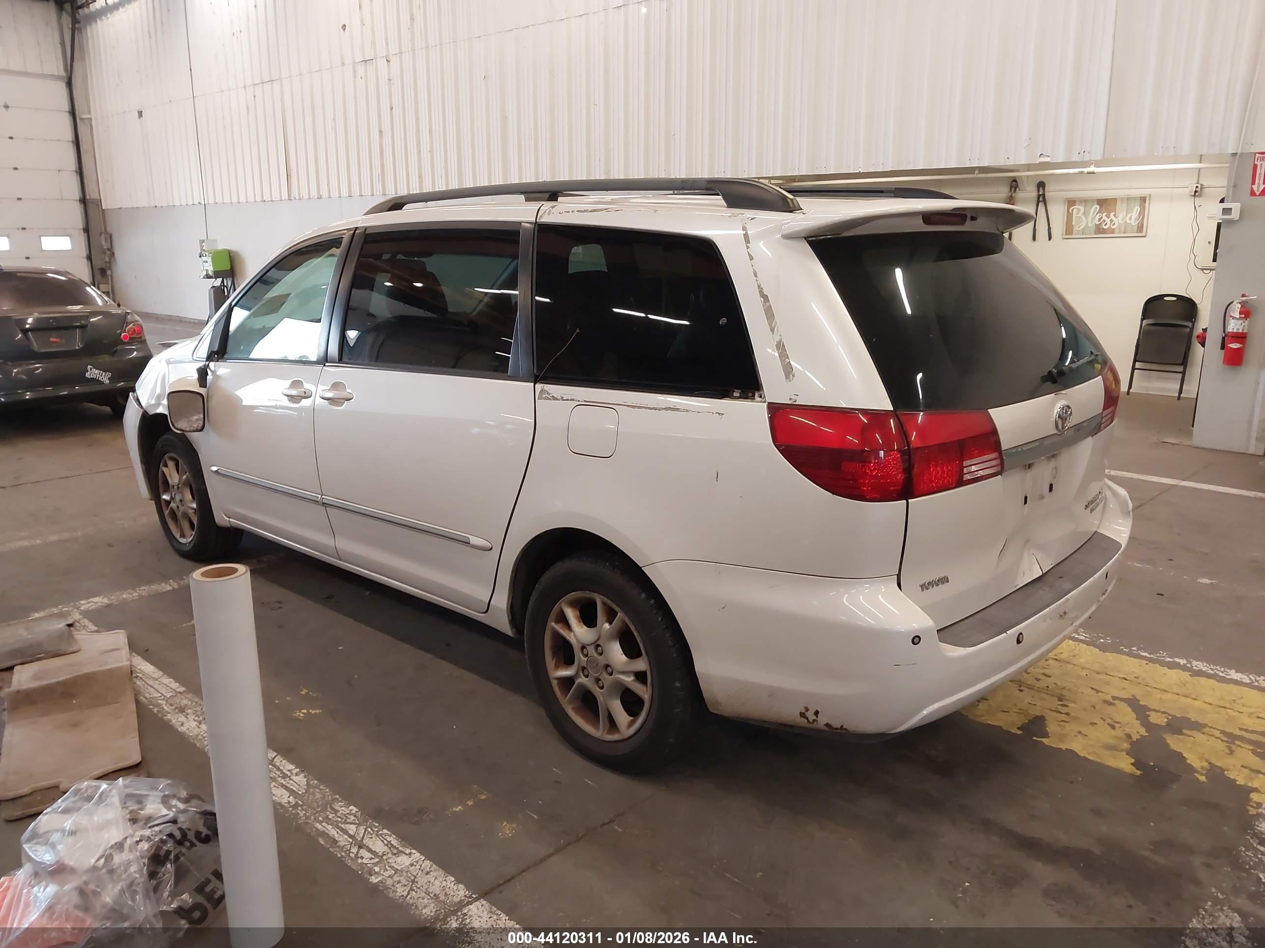 TOYOTA SIENNA image 3