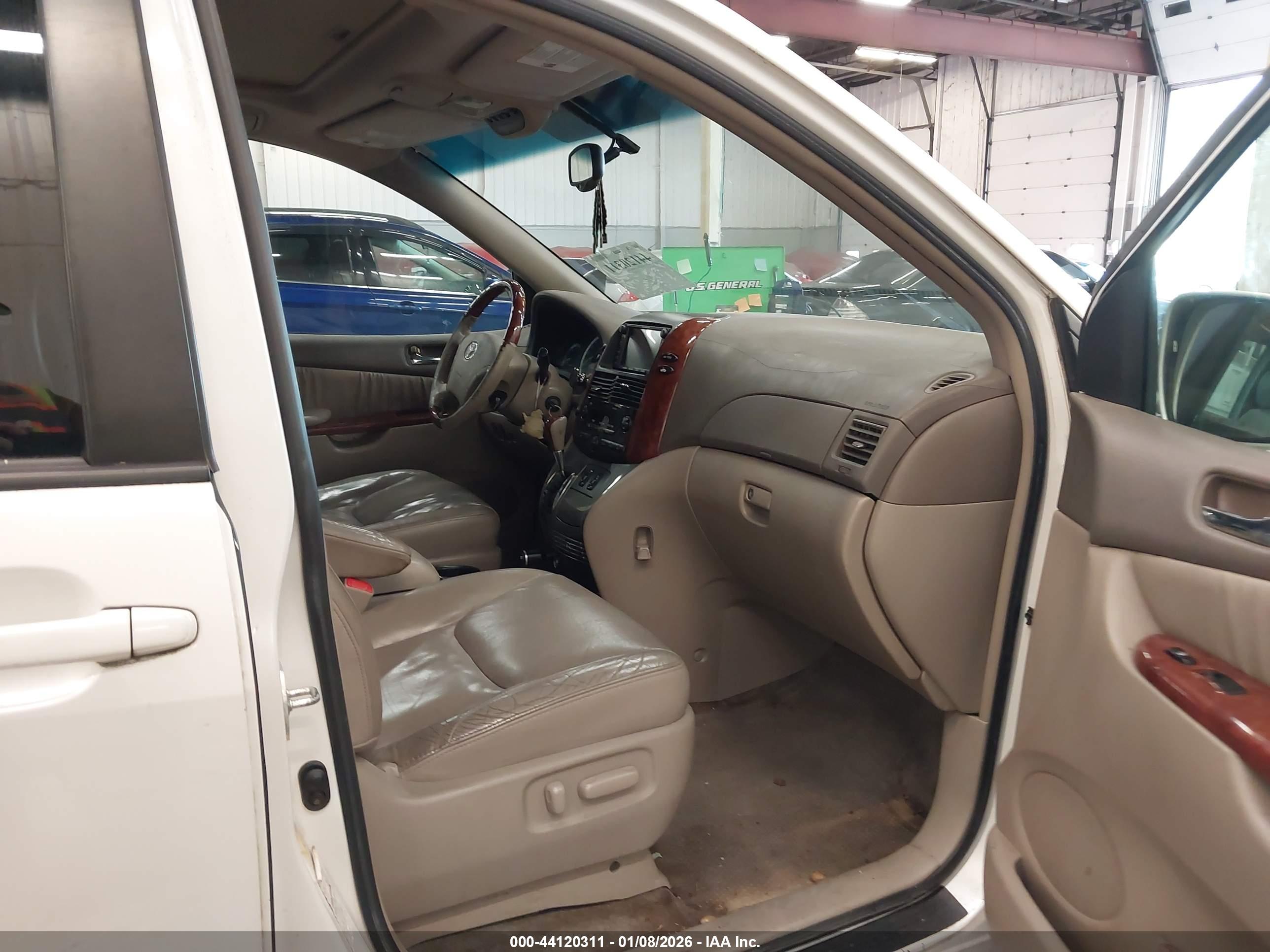 TOYOTA SIENNA image 5