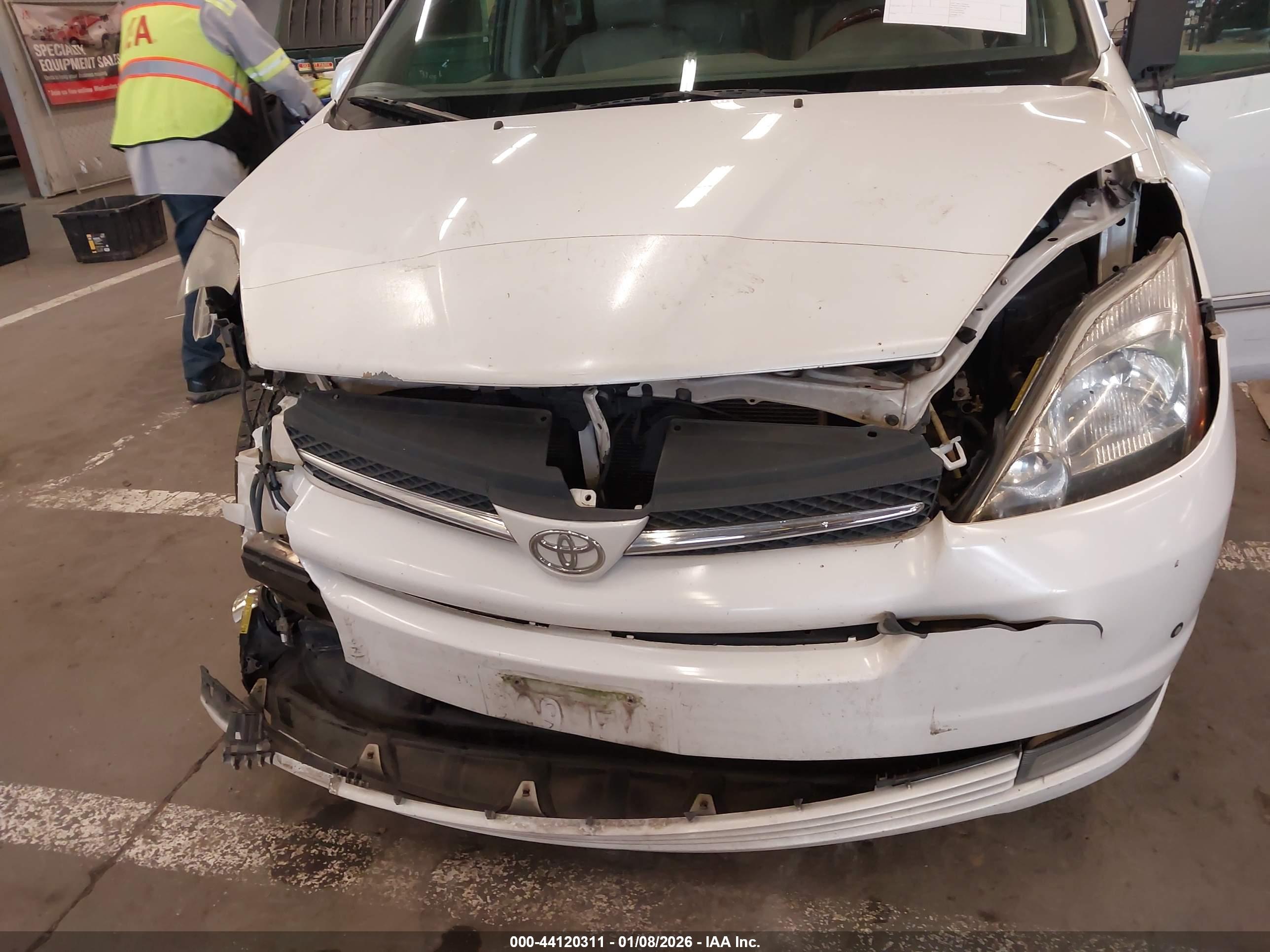 TOYOTA SIENNA image 6