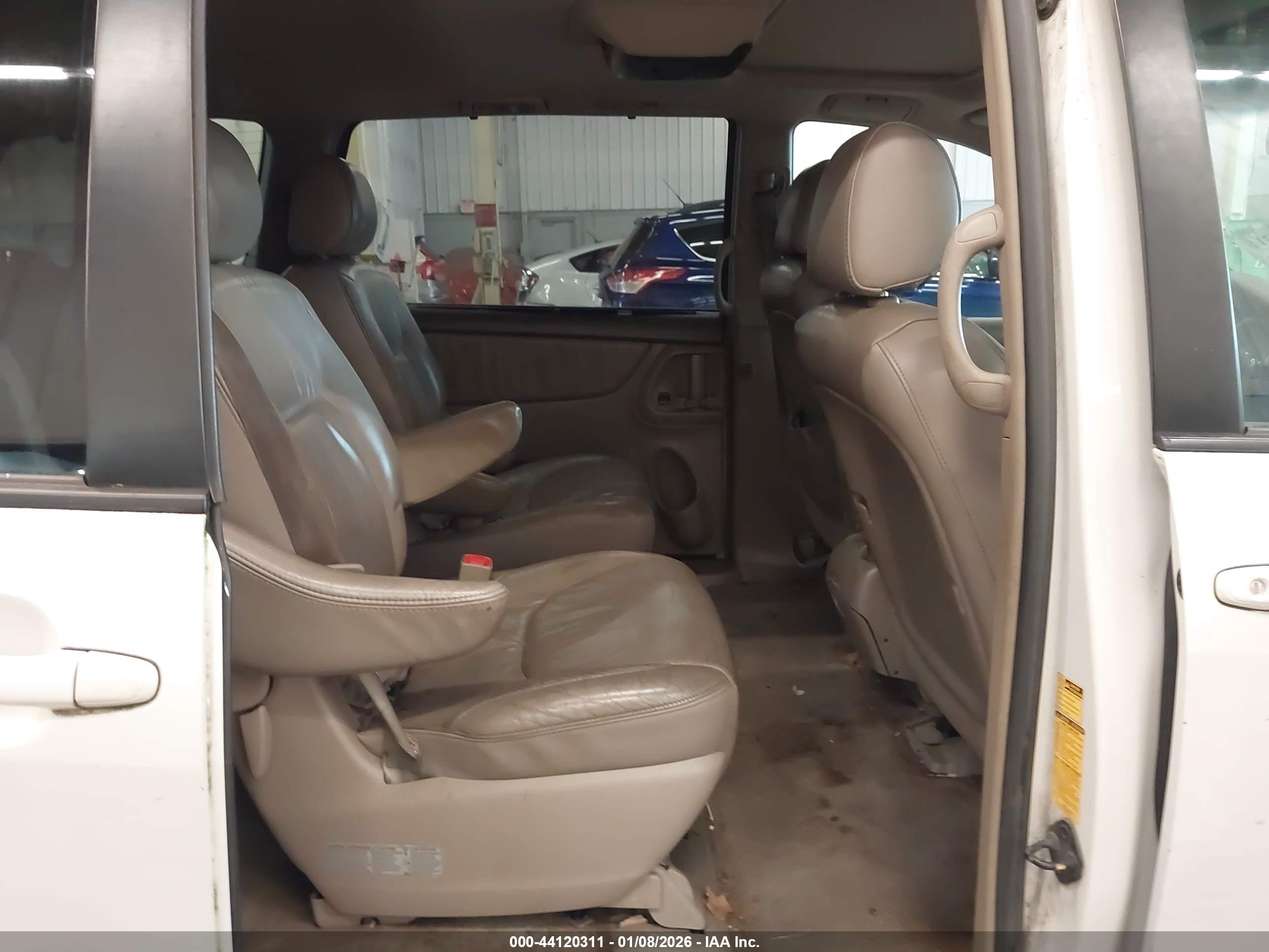 TOYOTA SIENNA image 8