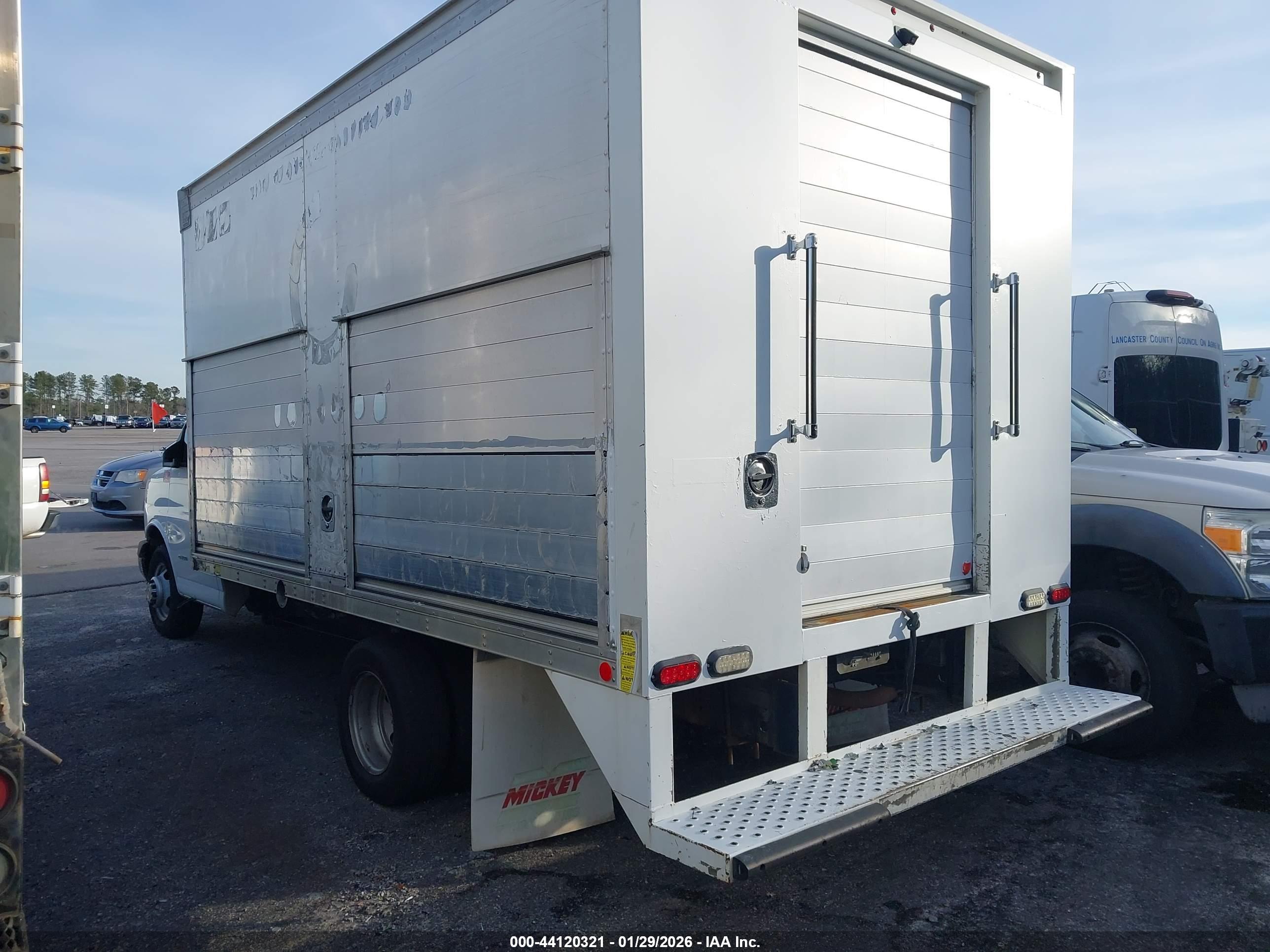 CHEVROLET EXPRESS image 3