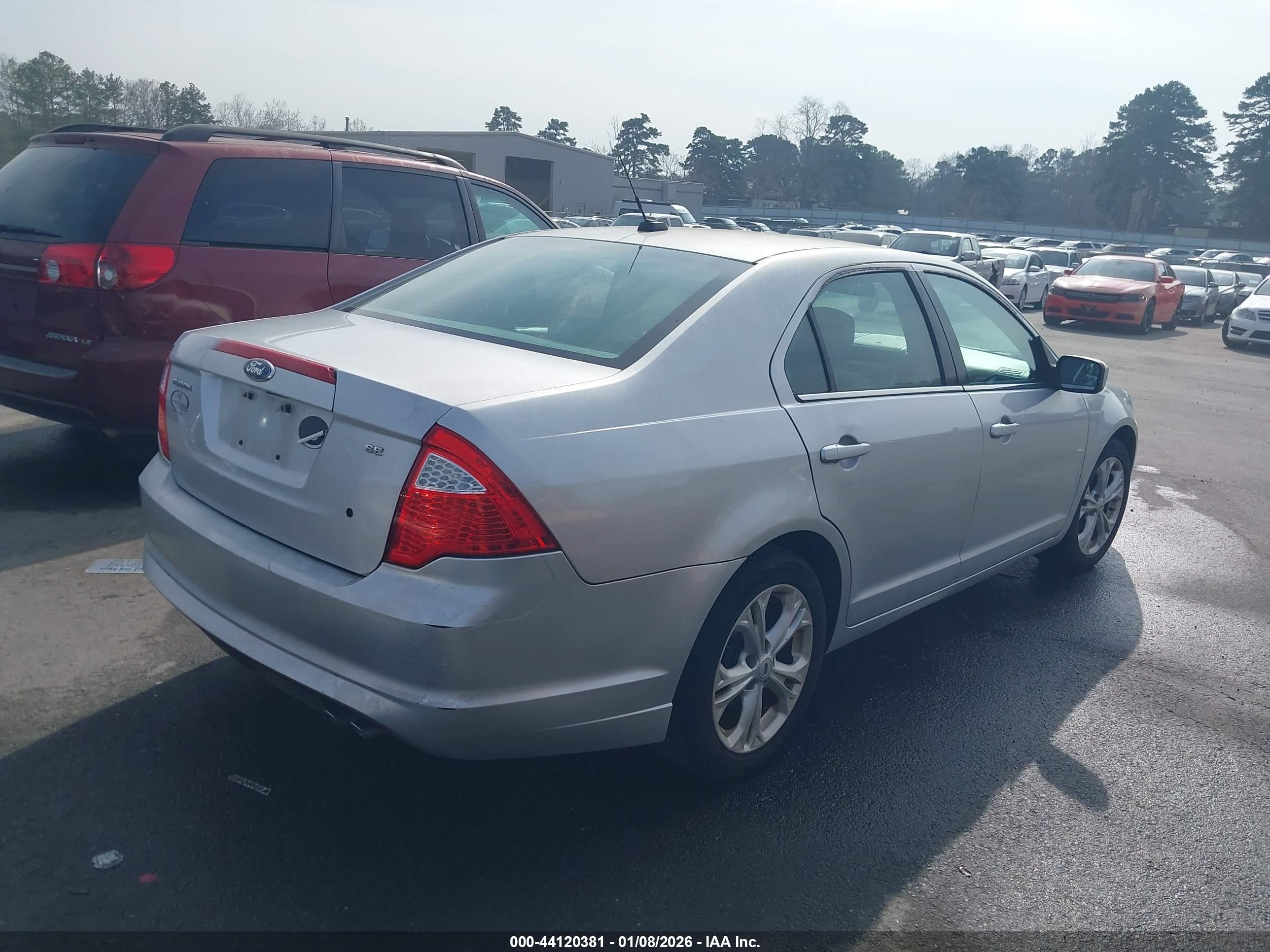 FORD FUSION image 4