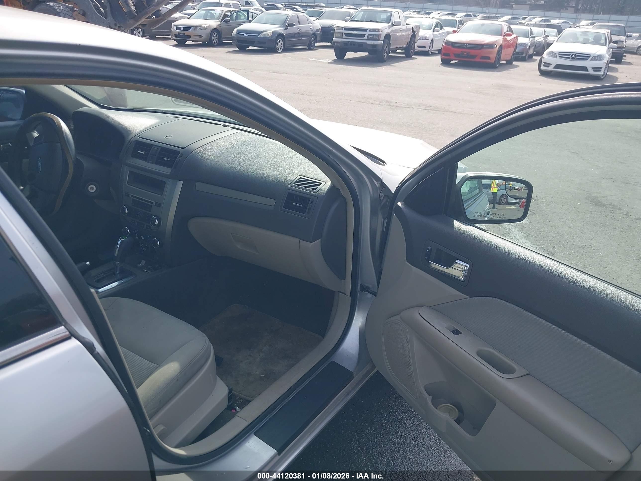 FORD FUSION image 5
