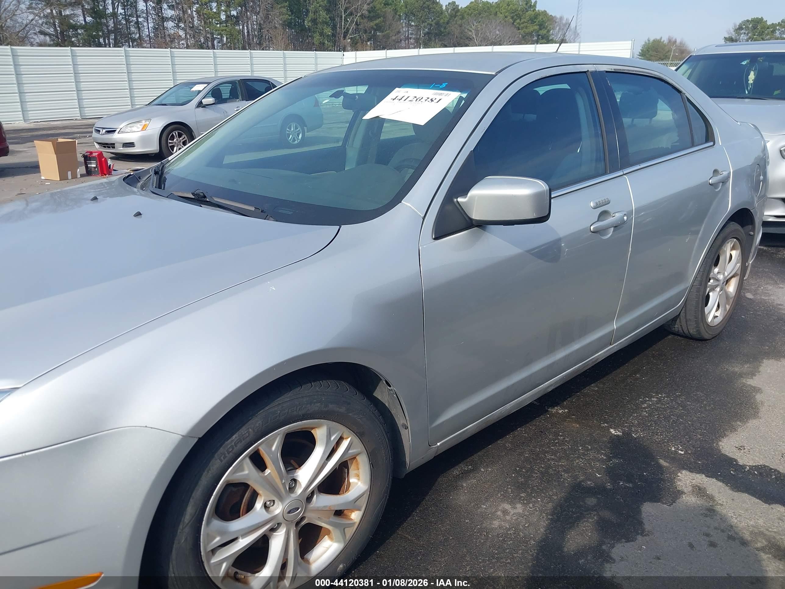 FORD FUSION image 6