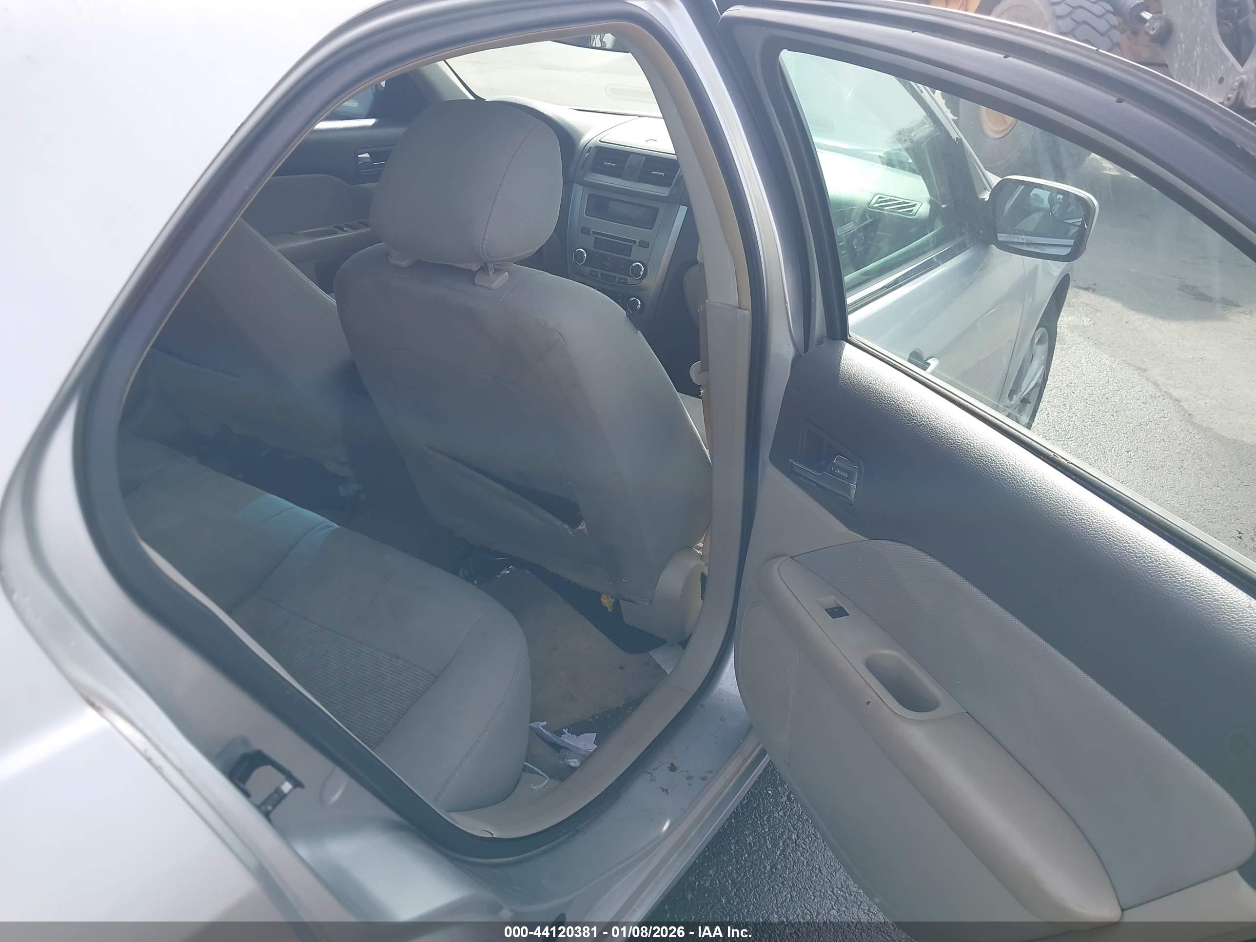 FORD FUSION image 8