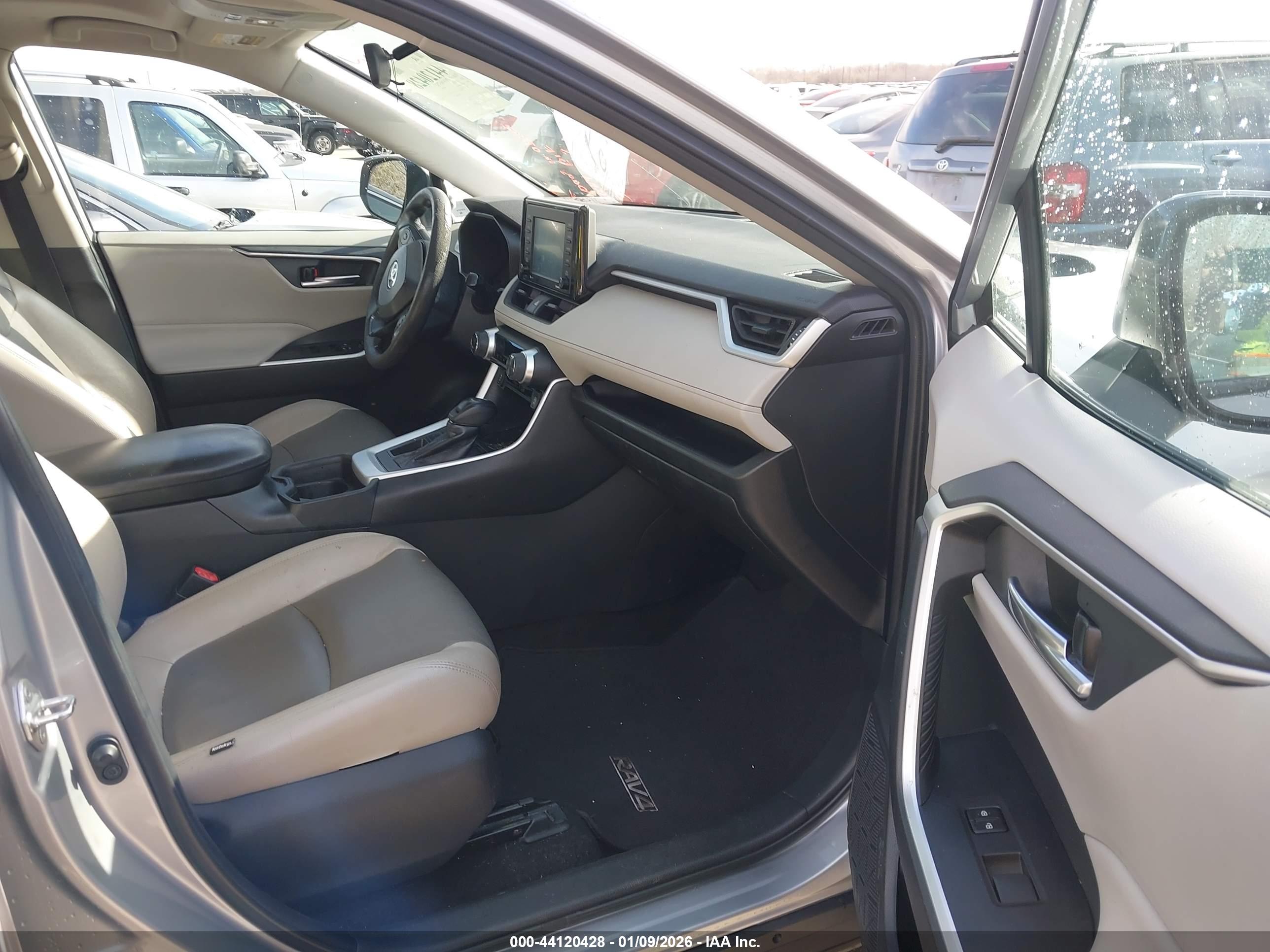 TOYOTA RAV4 image 5