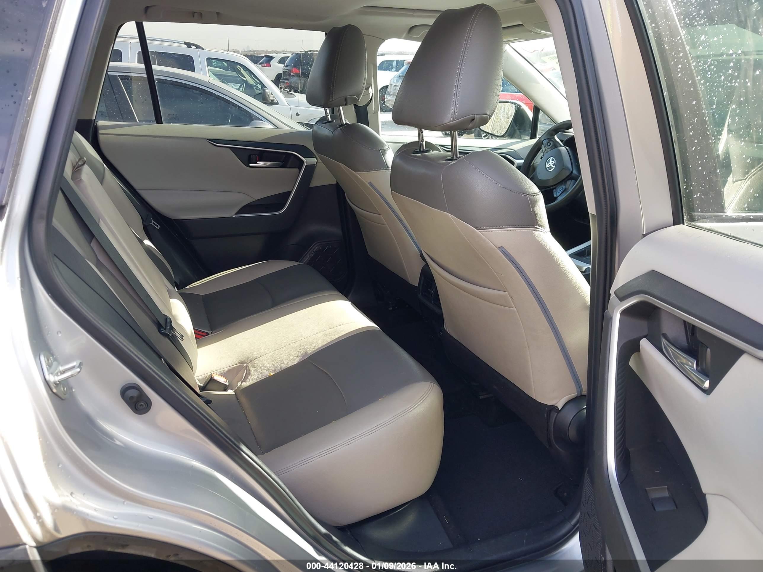 TOYOTA RAV4 image 8