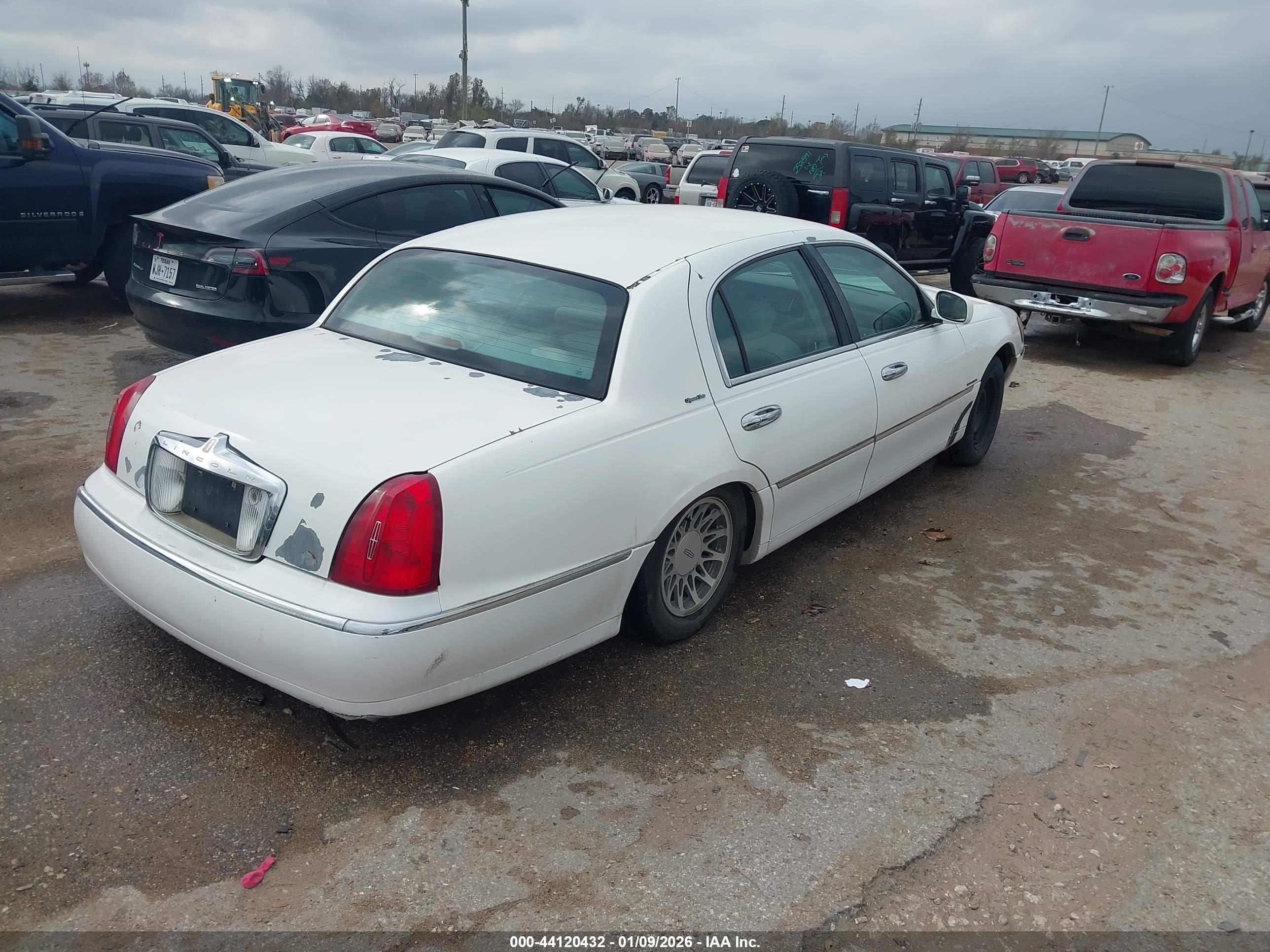 LINCOLN TOWN image 4