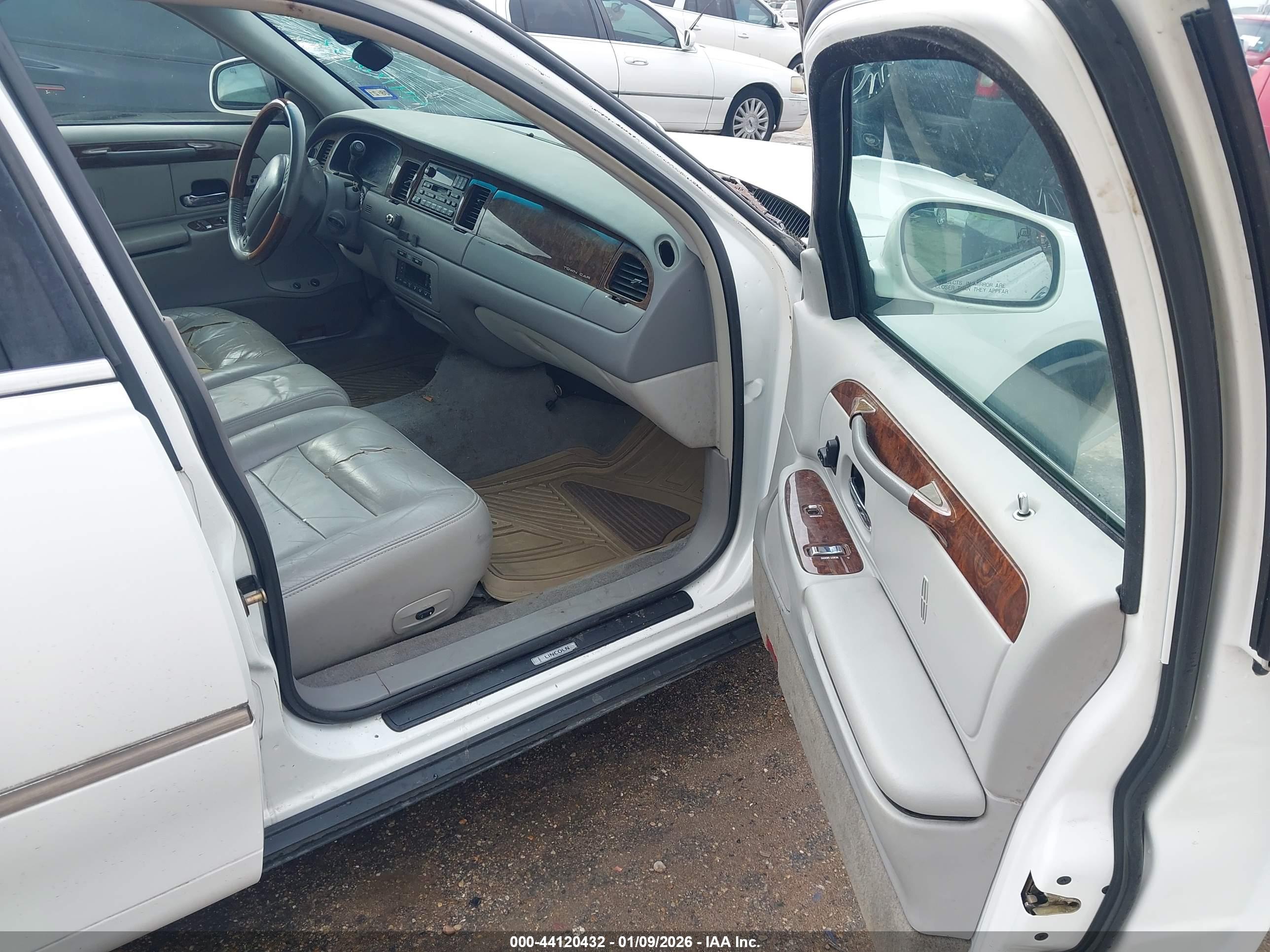 LINCOLN TOWN image 5