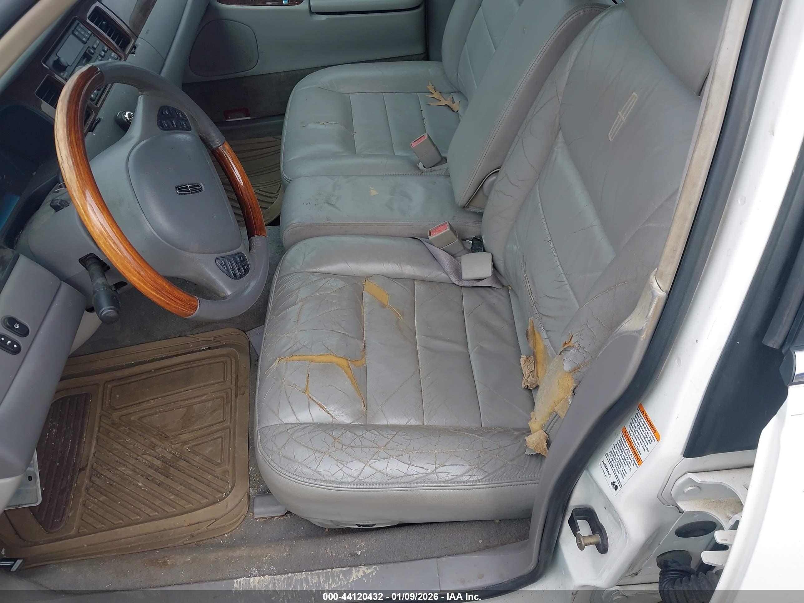 LINCOLN TOWN image 6