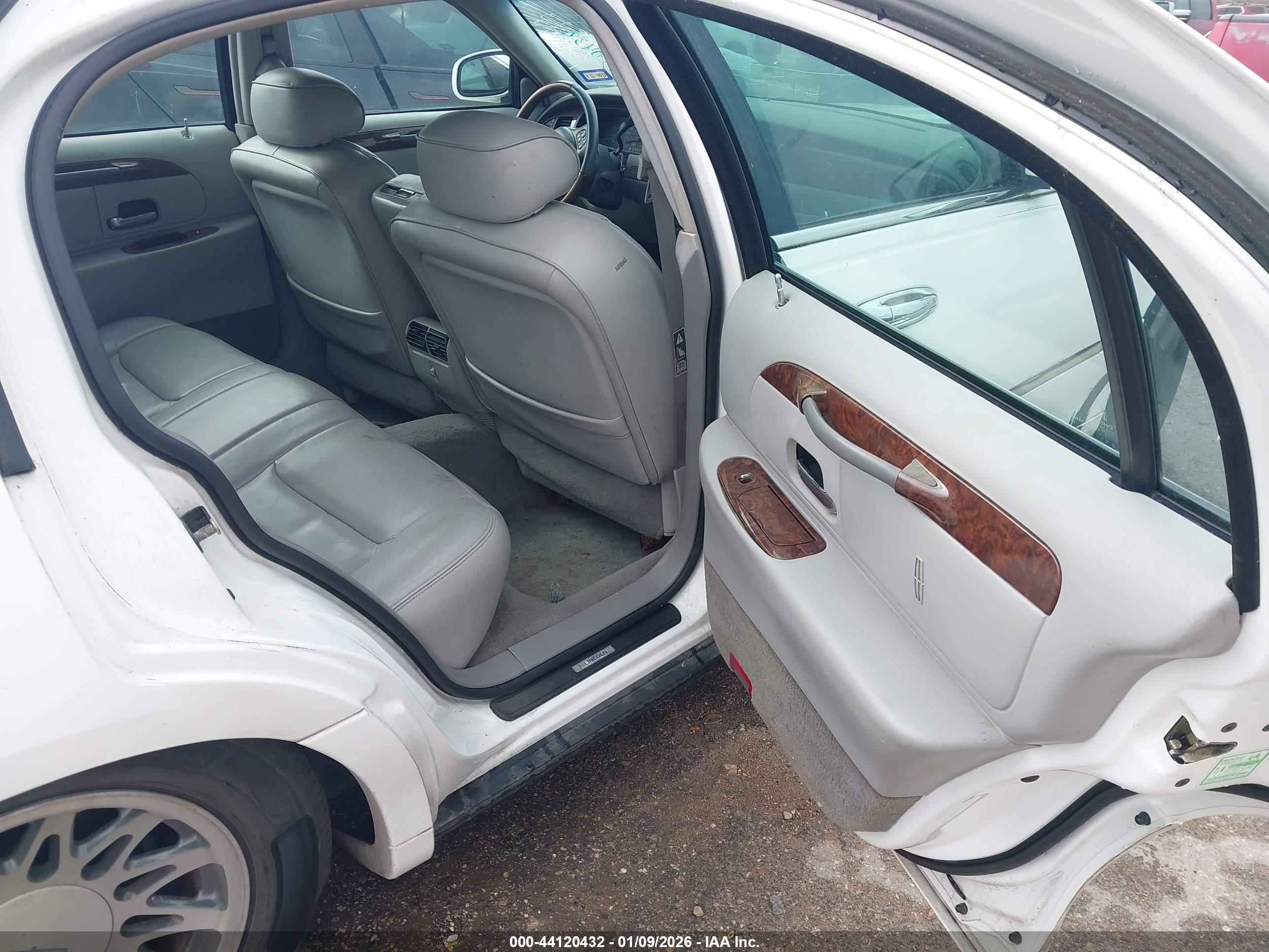 LINCOLN TOWN image 8