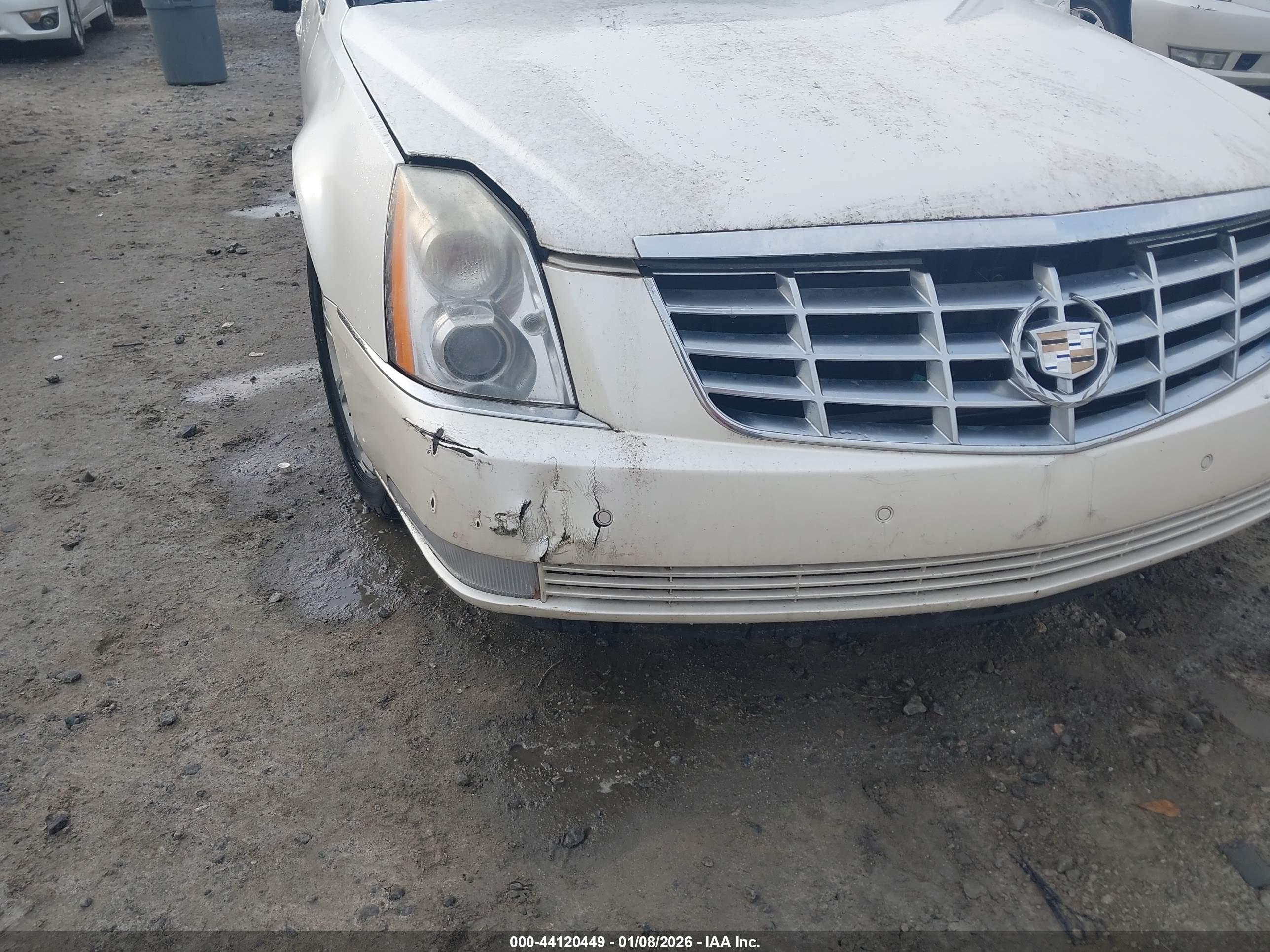 CADILLAC DTS image 6