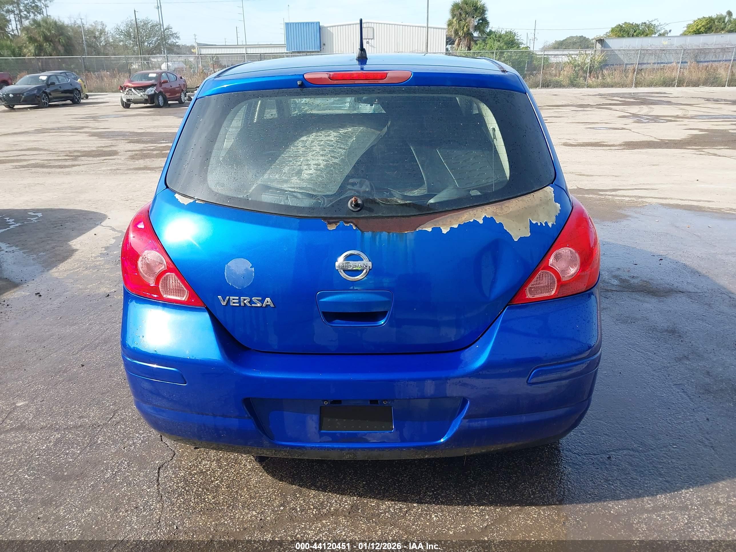 NISSAN VERSA image 6