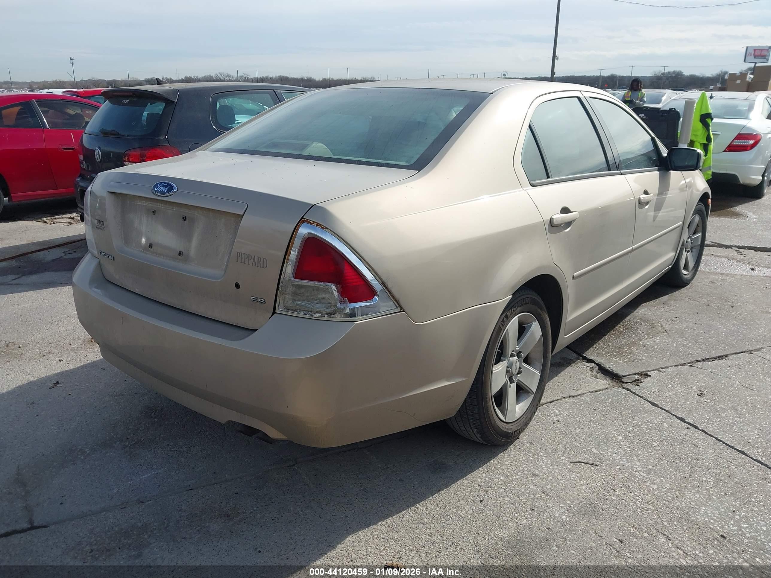 FORD FUSION image 4