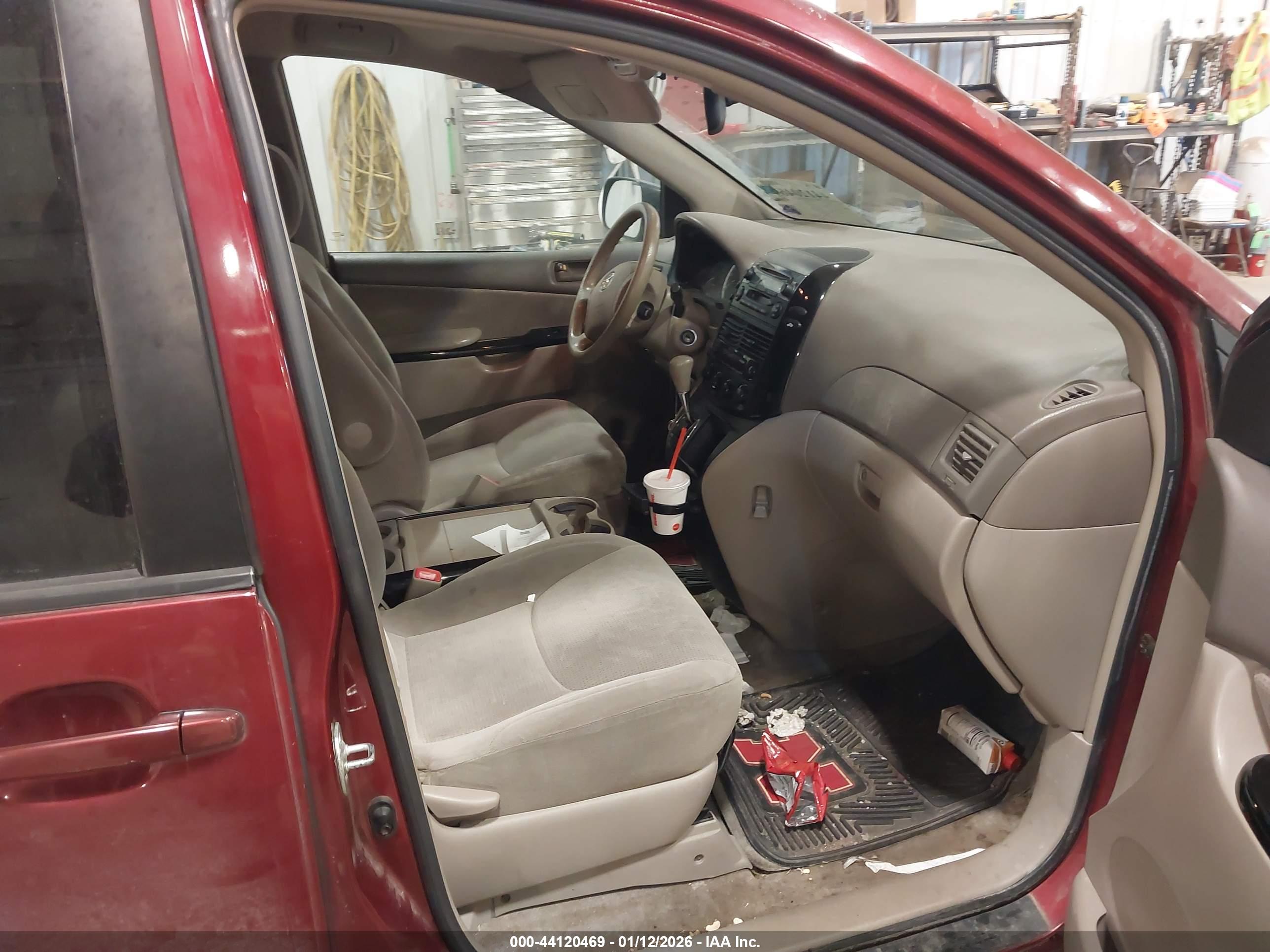 TOYOTA SIENNA image 5