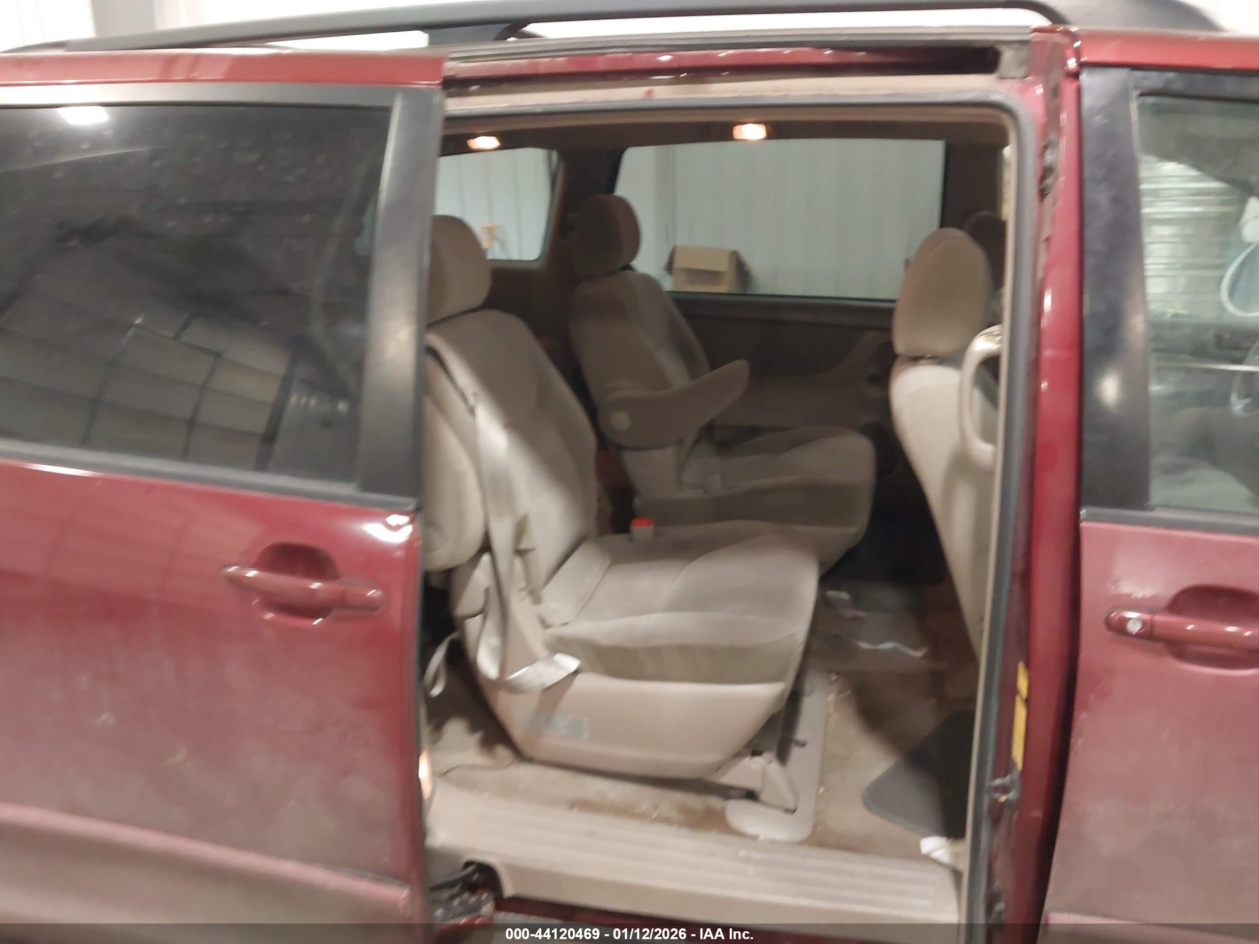 TOYOTA SIENNA image 8