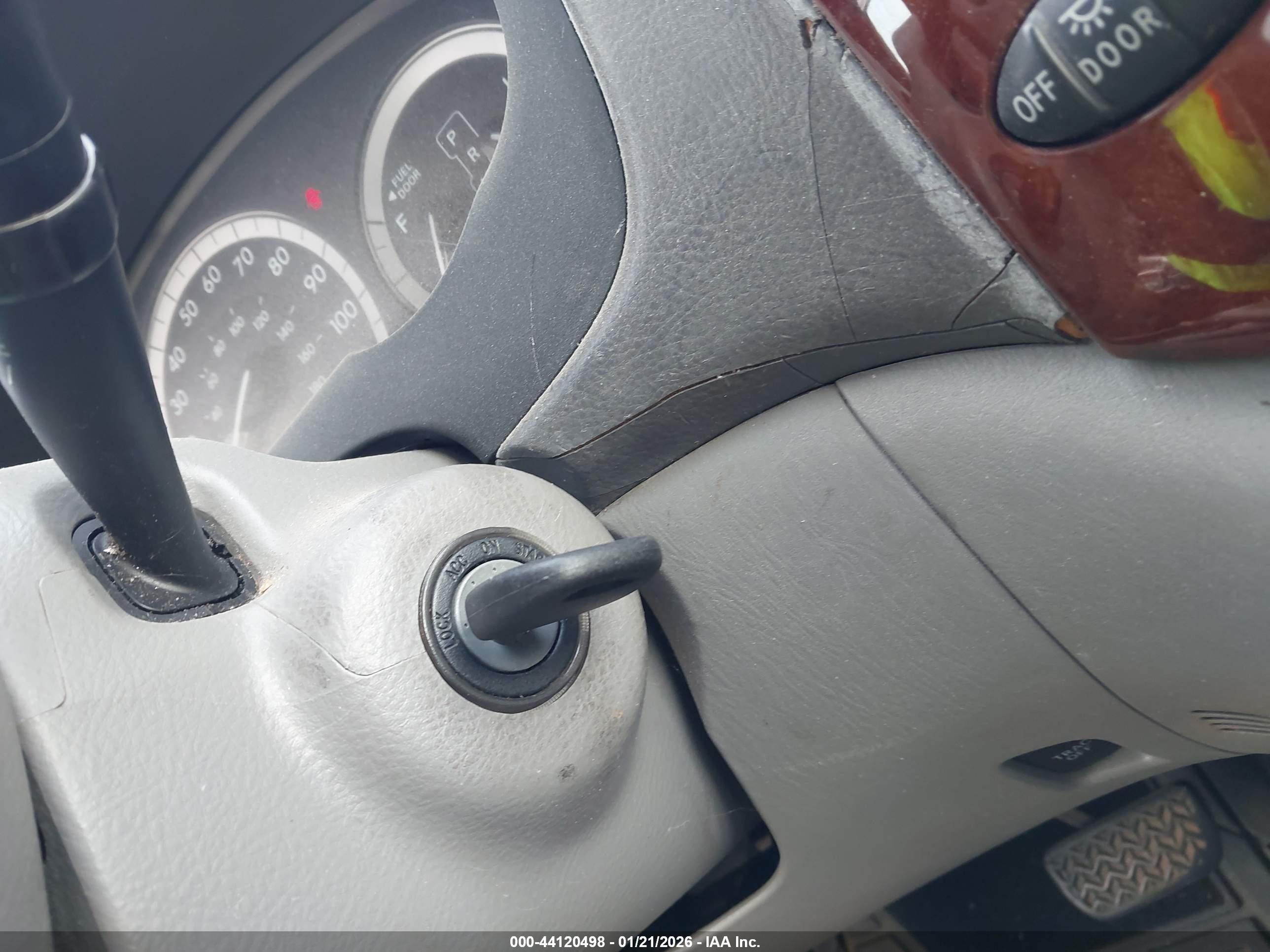 TOYOTA SIENNA image 11
