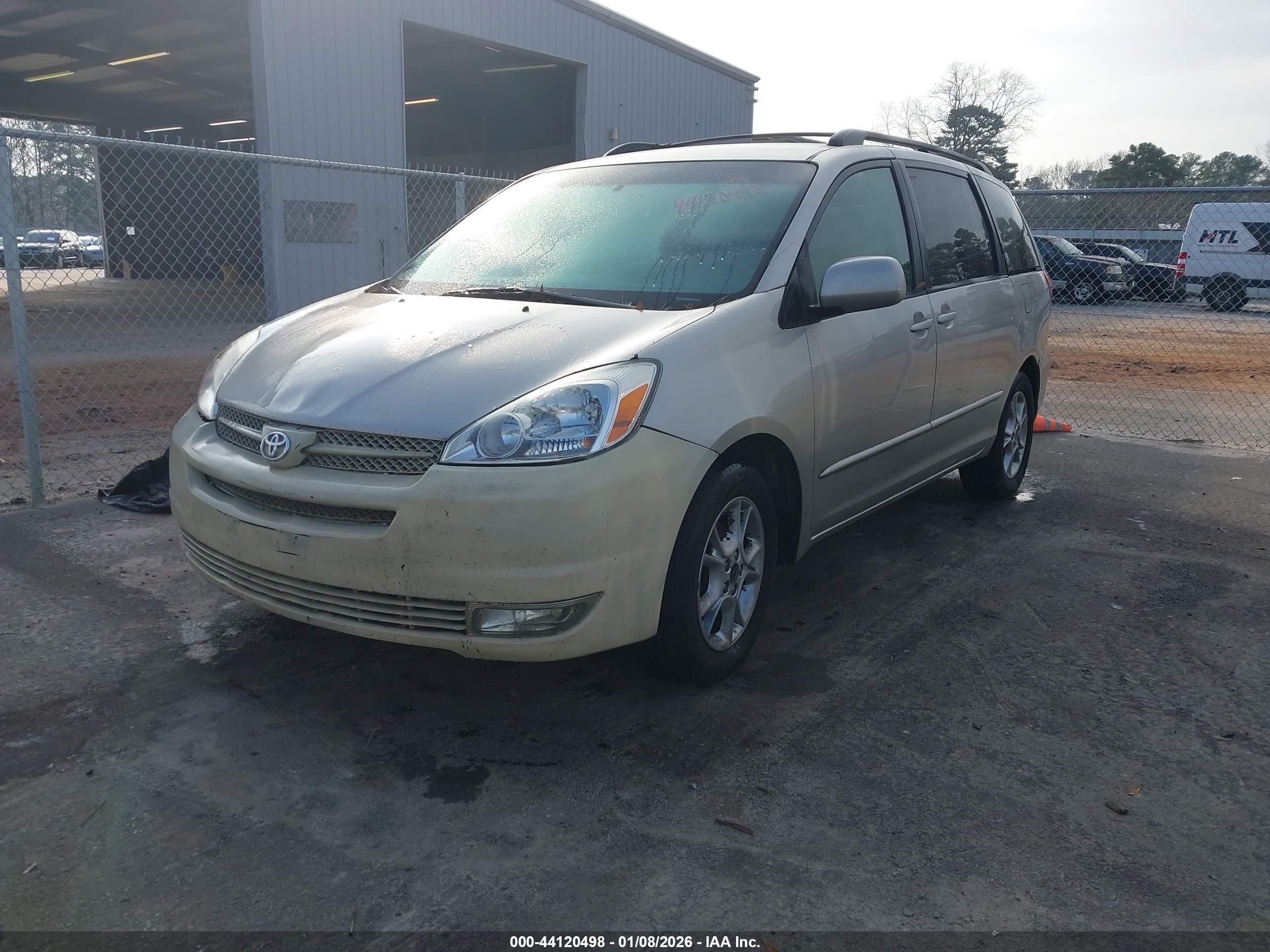 TOYOTA SIENNA image 2