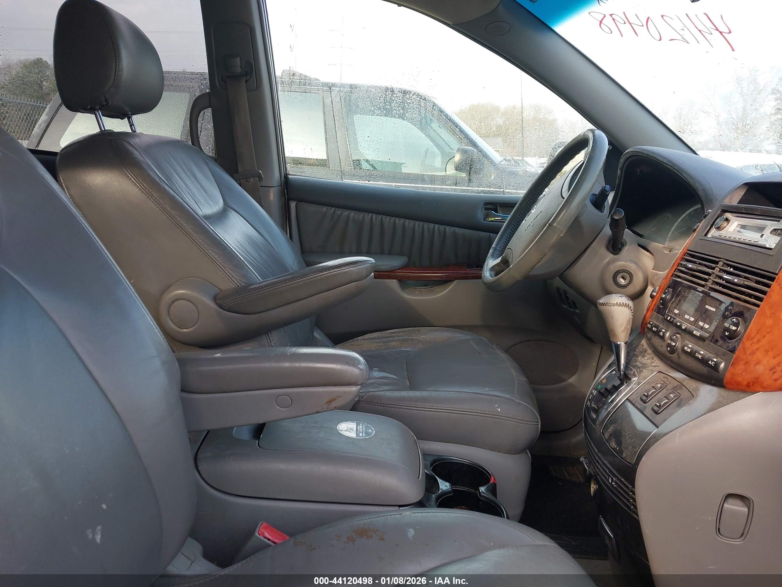 TOYOTA SIENNA image 5