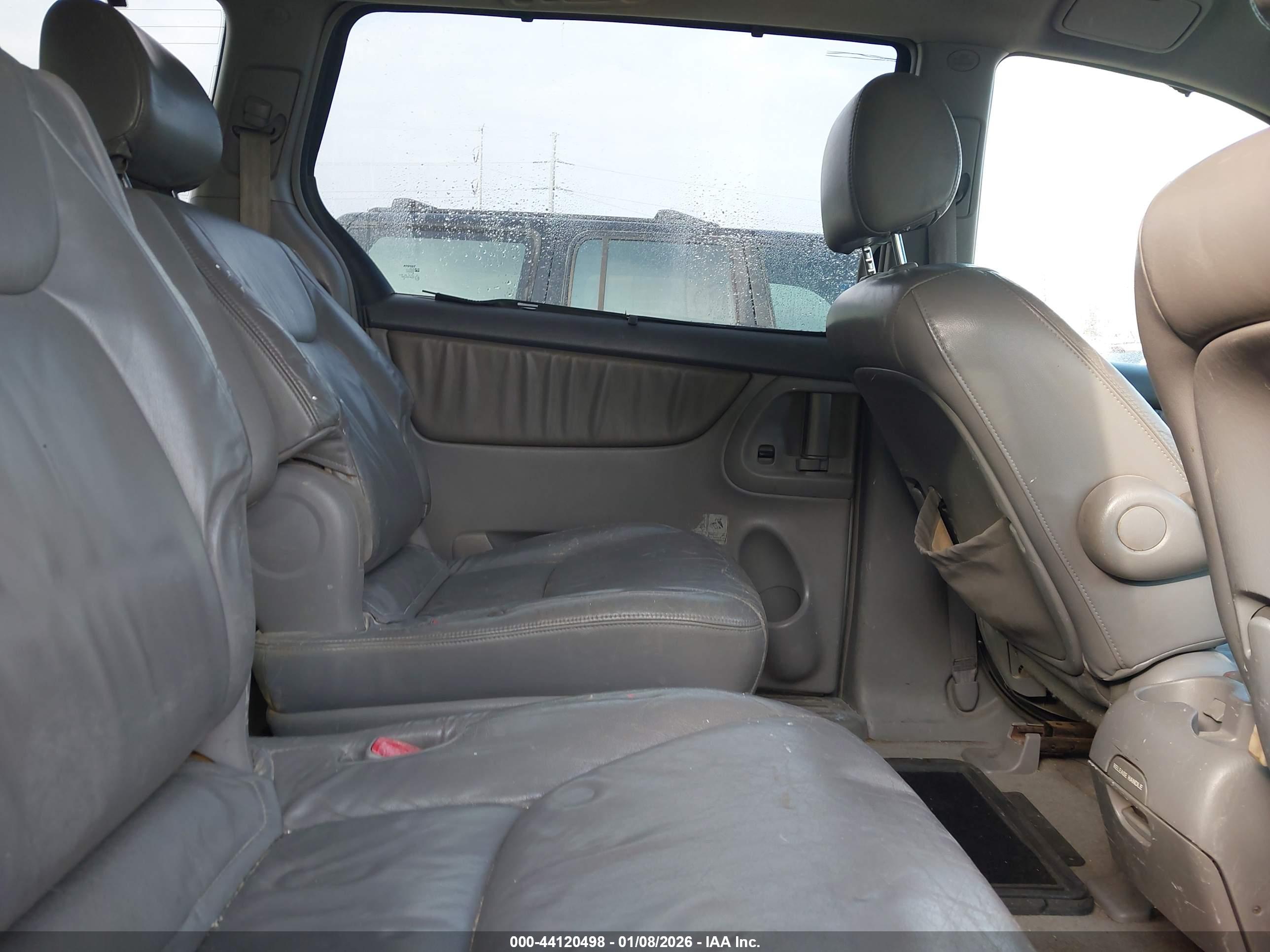 TOYOTA SIENNA image 8