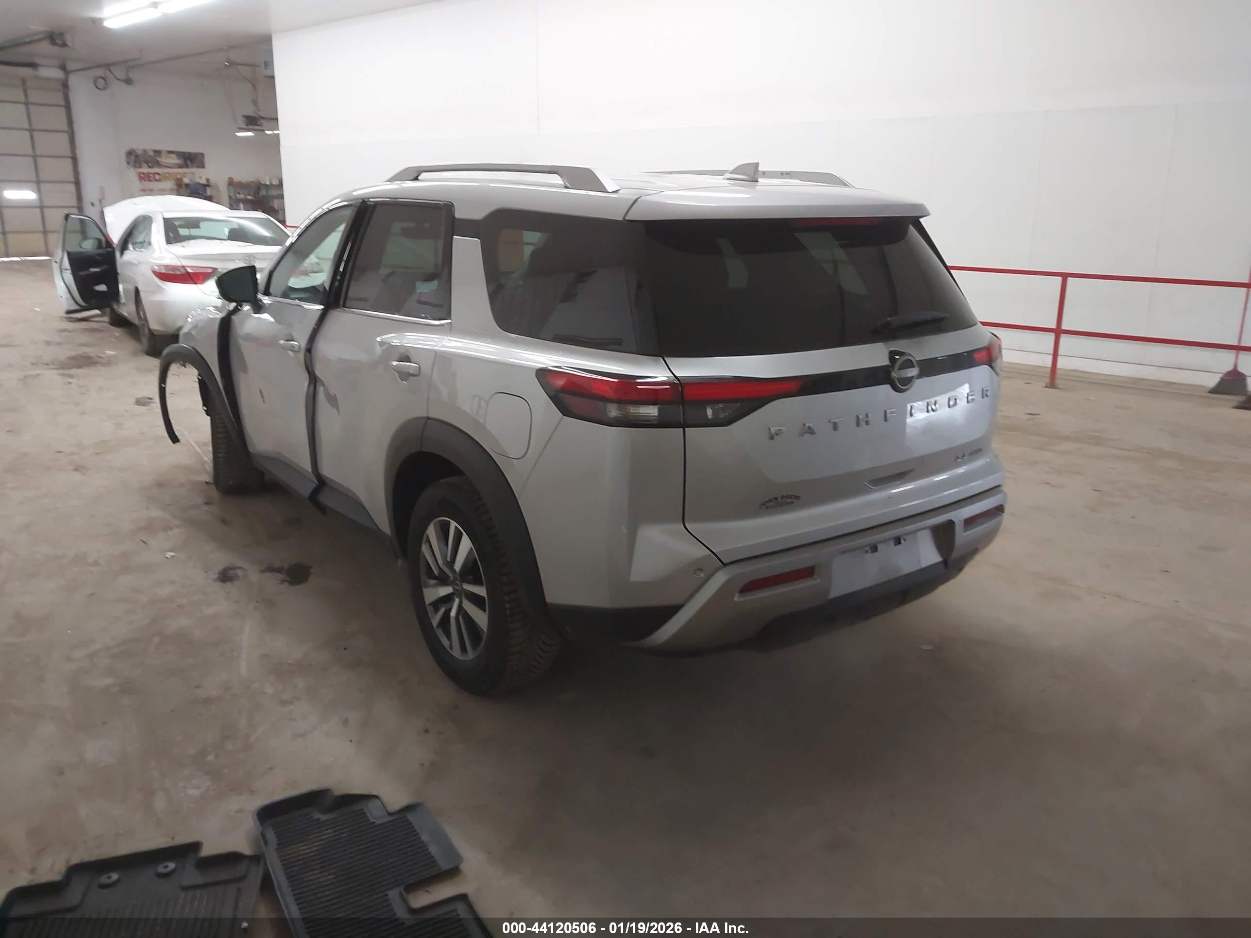 NISSAN PATHFINDER image 3