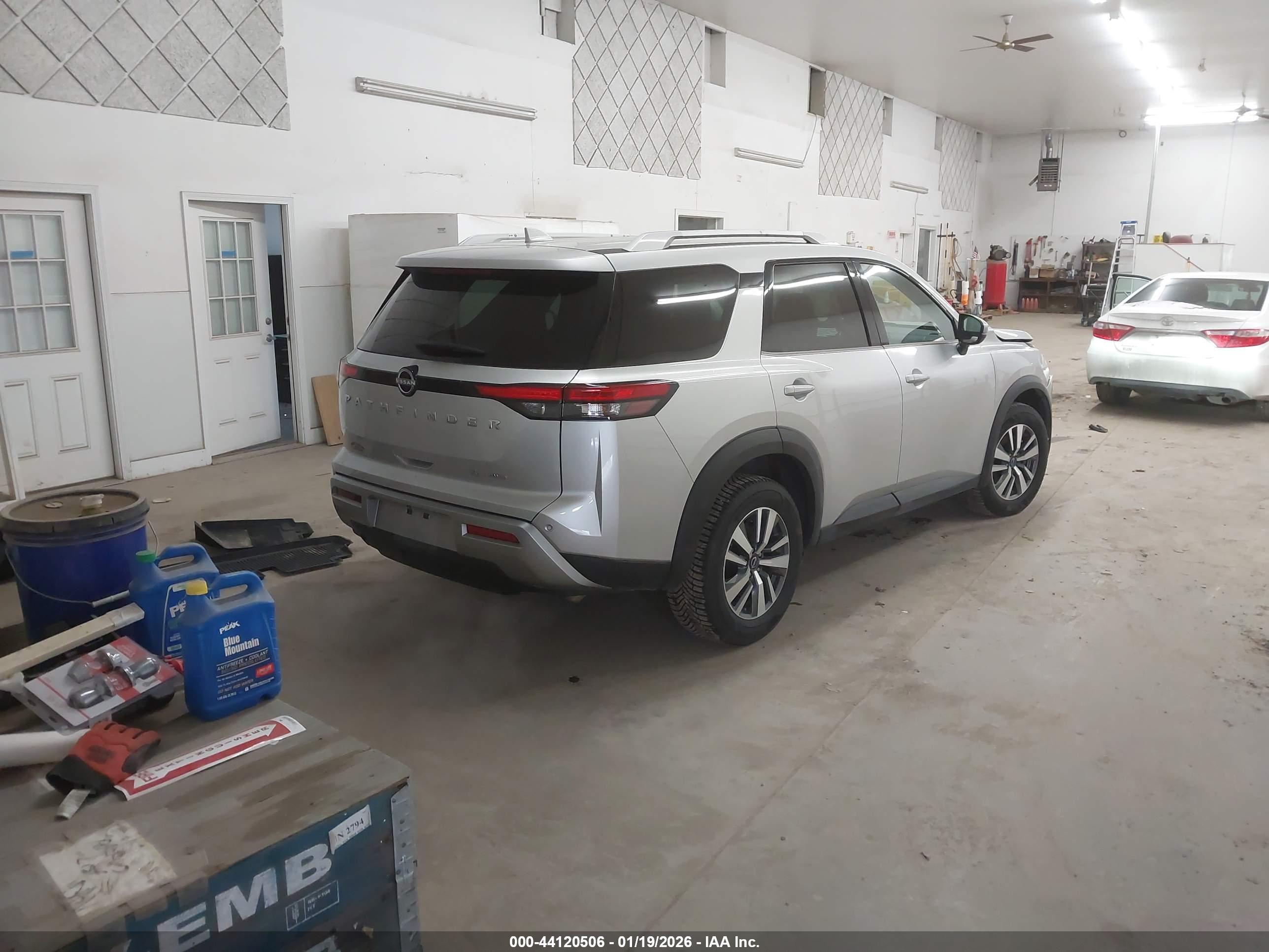 NISSAN PATHFINDER image 4