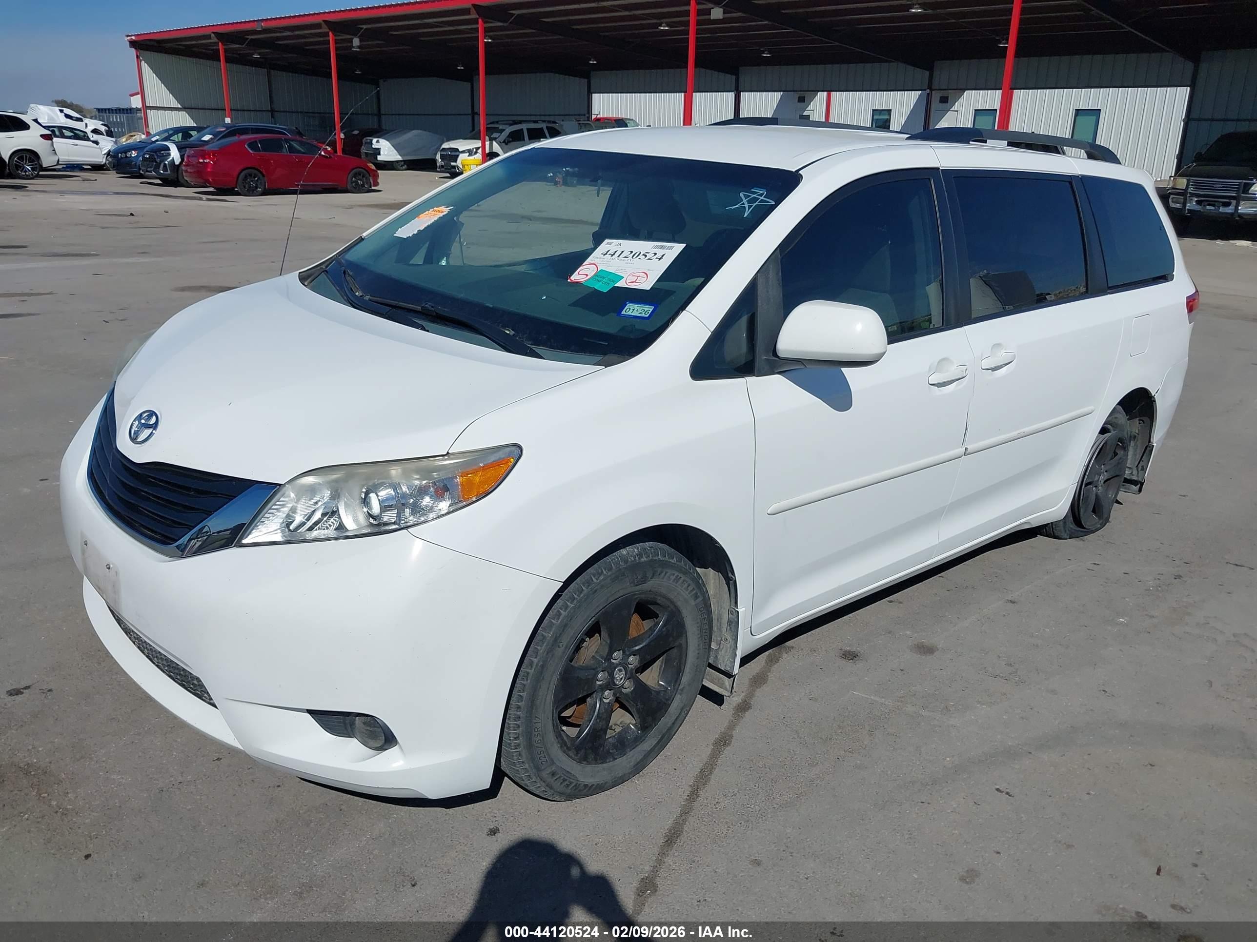 TOYOTA SIENNA image 2