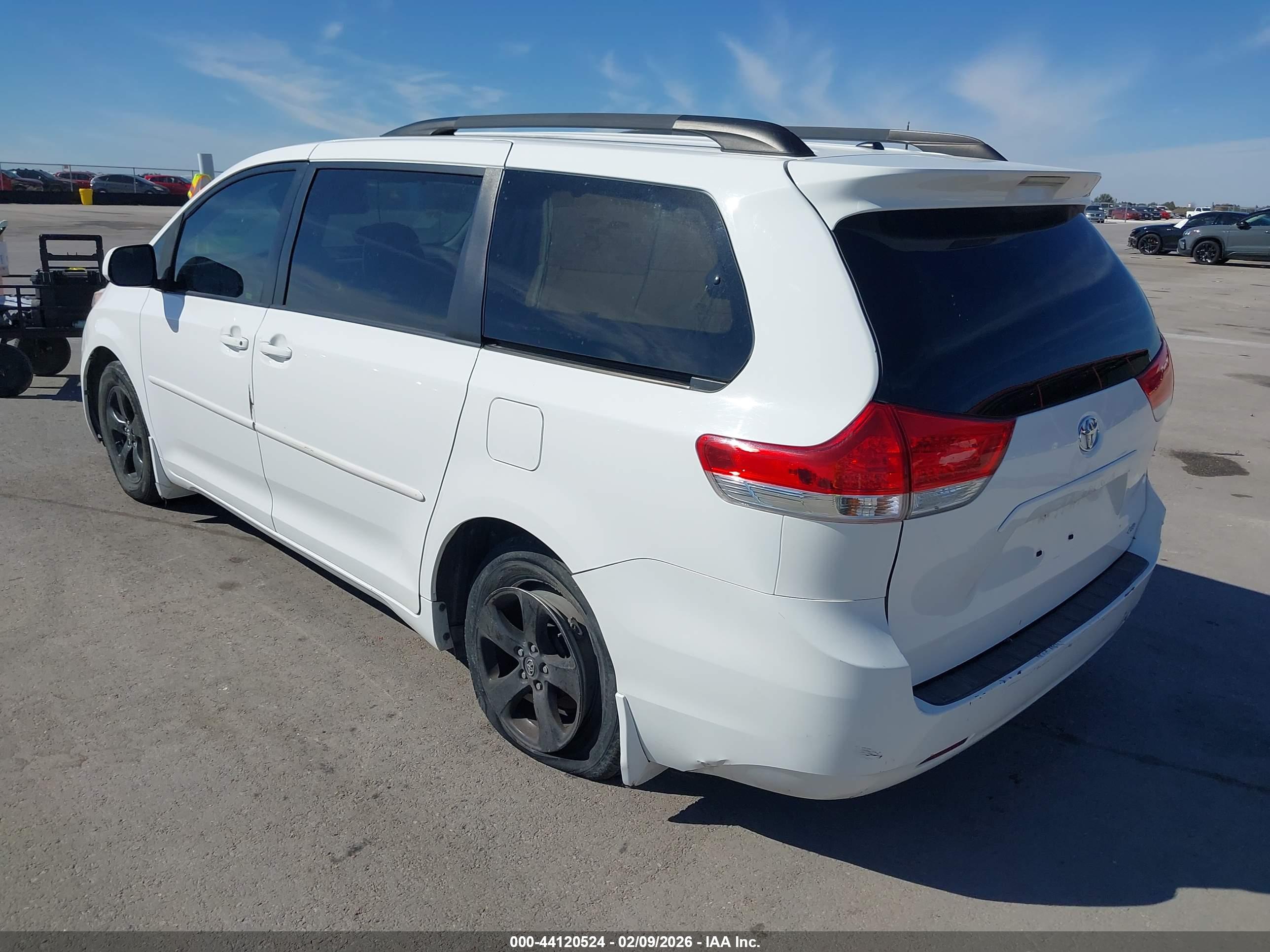 TOYOTA SIENNA image 3