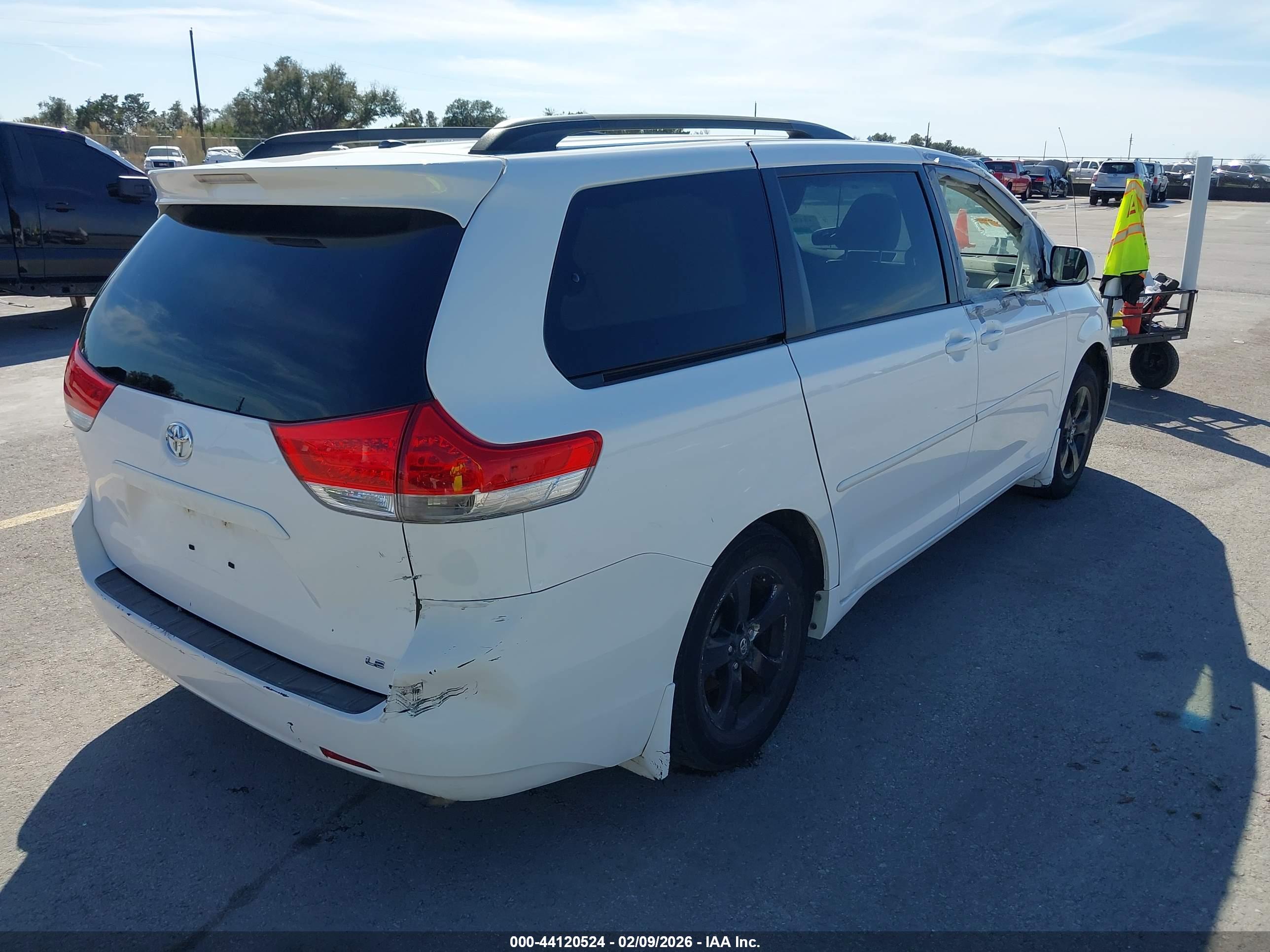 TOYOTA SIENNA image 4