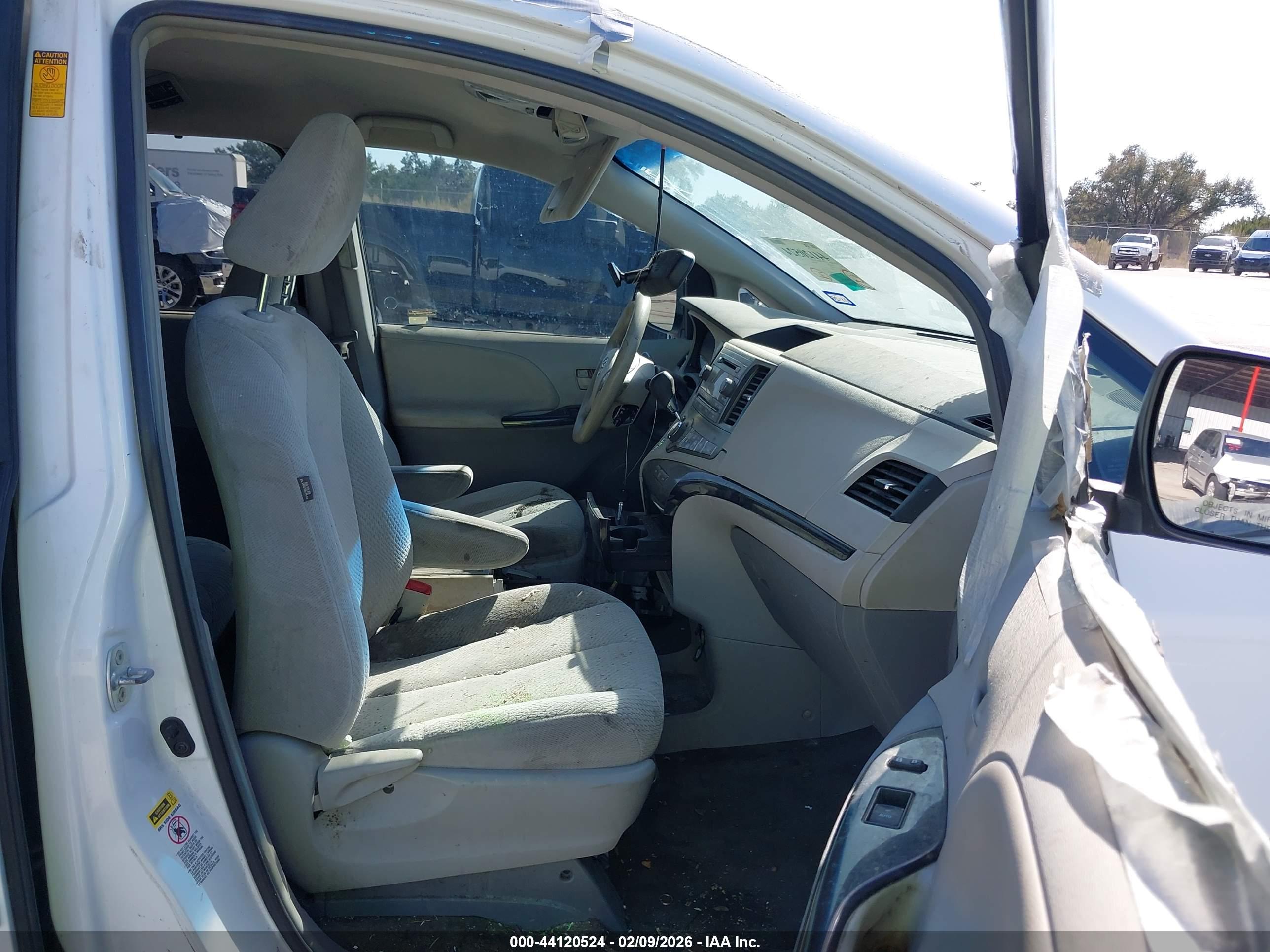 TOYOTA SIENNA image 5