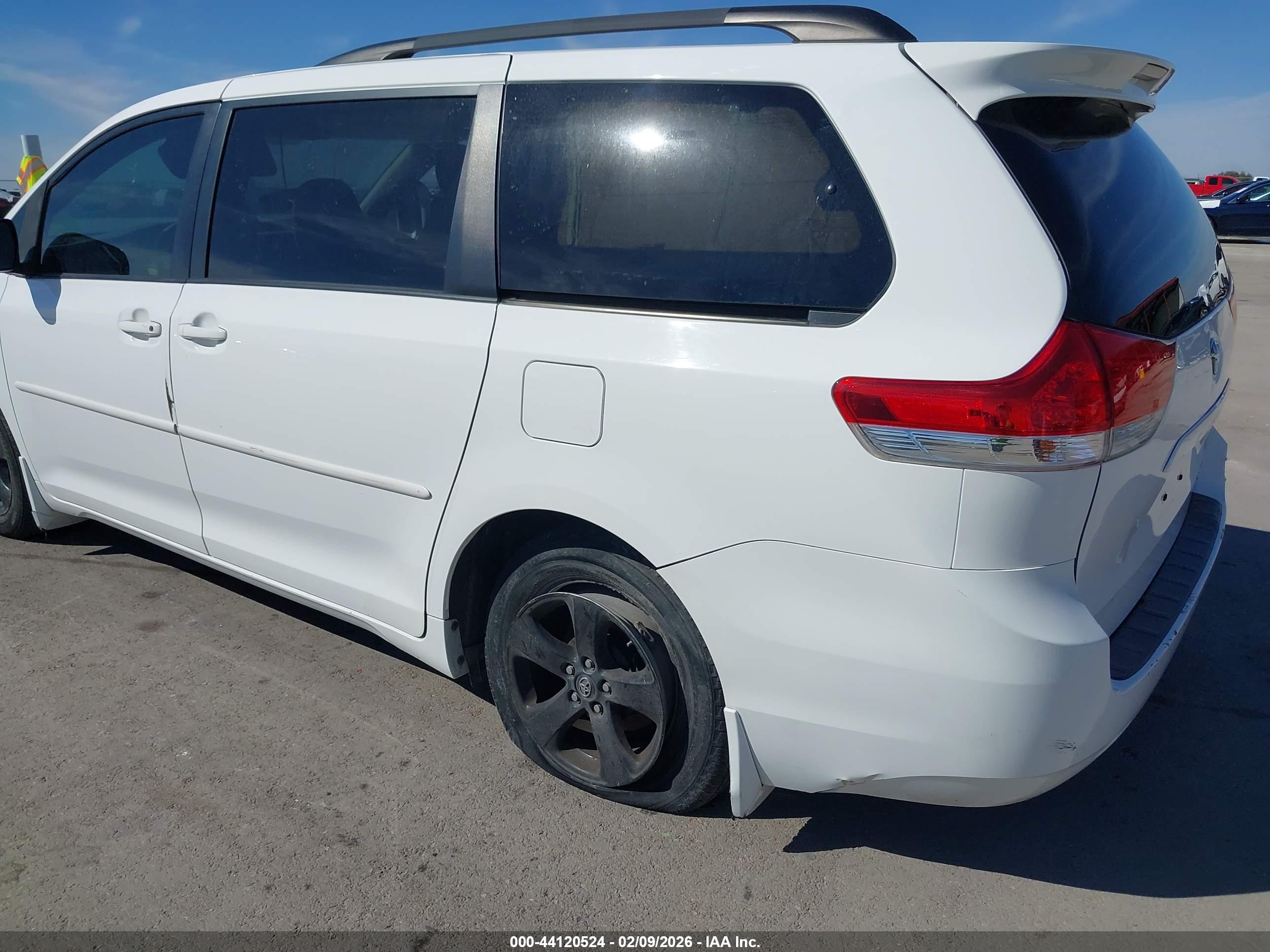 TOYOTA SIENNA image 6