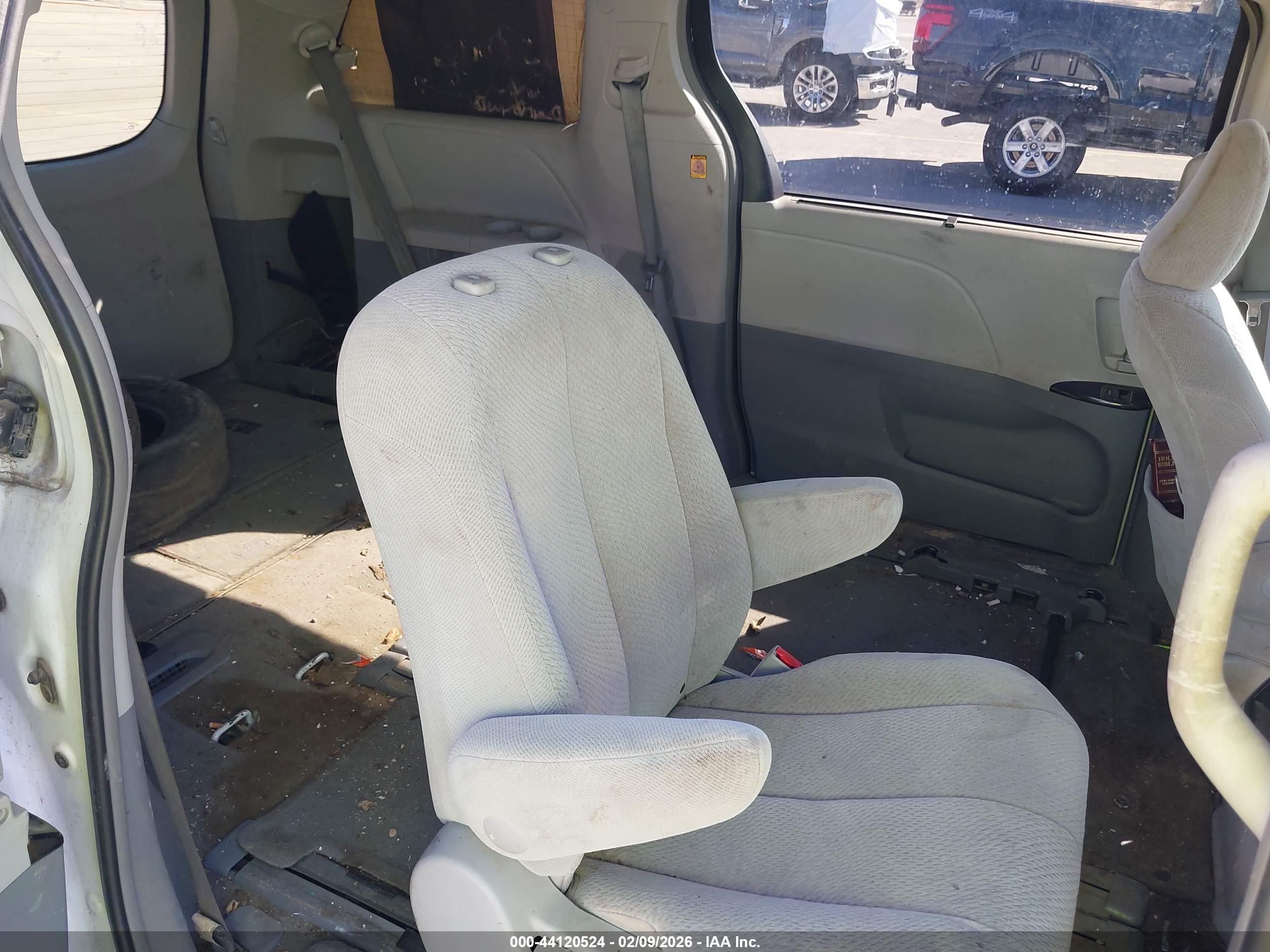 TOYOTA SIENNA image 8