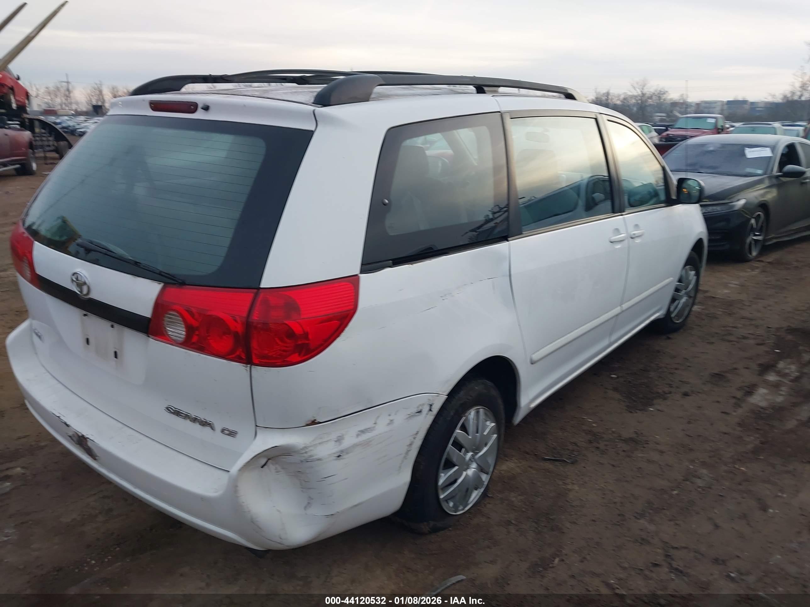 TOYOTA SIENNA image 4